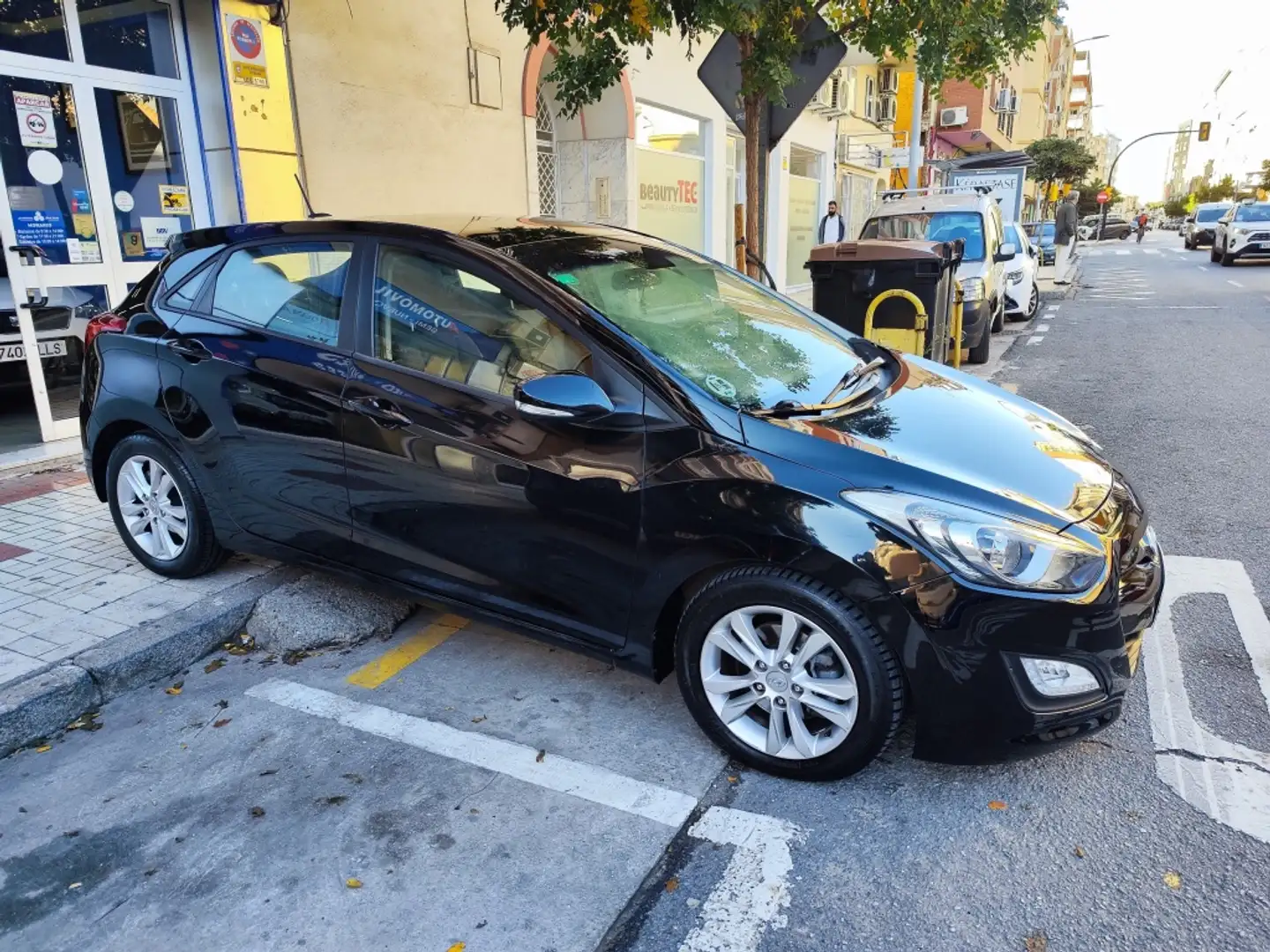 Hyundai i30 1.6CRDi Tecno S Sky Aut. Negro - 2