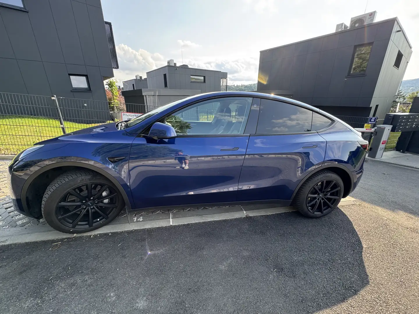Tesla Model Y Long Range AWD 75kWh Blau Metallic, 20 Zoll Felgen - 1