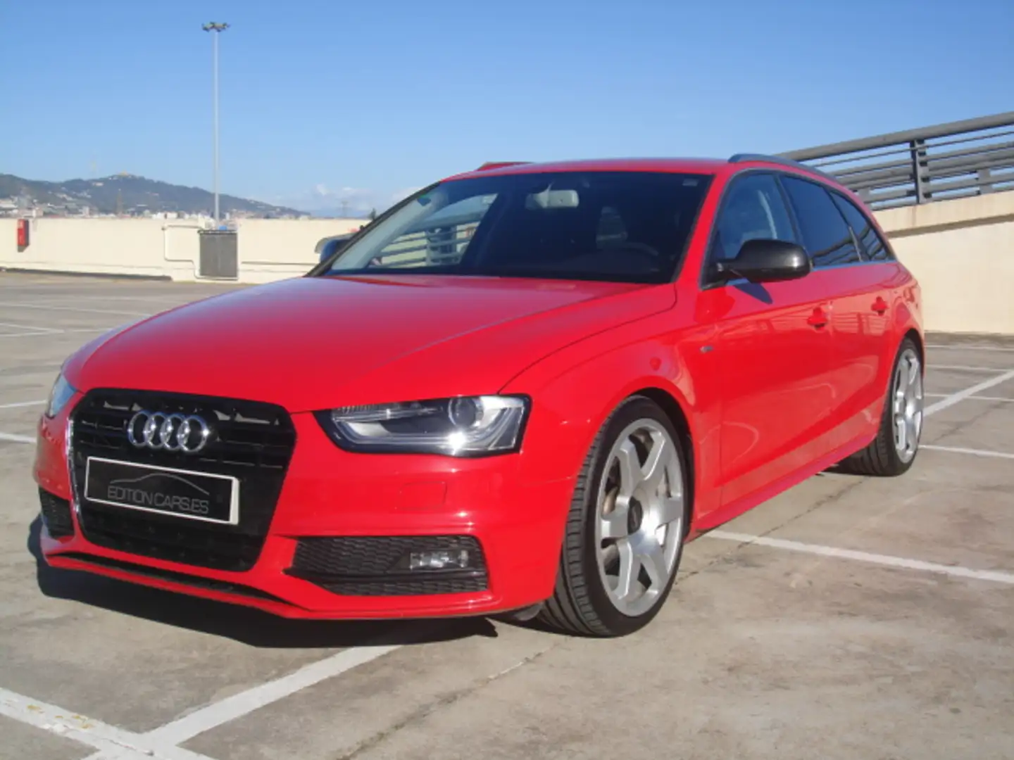 Audi A4 Avant 2.0TDI CD S line edition 150 Rood - 1