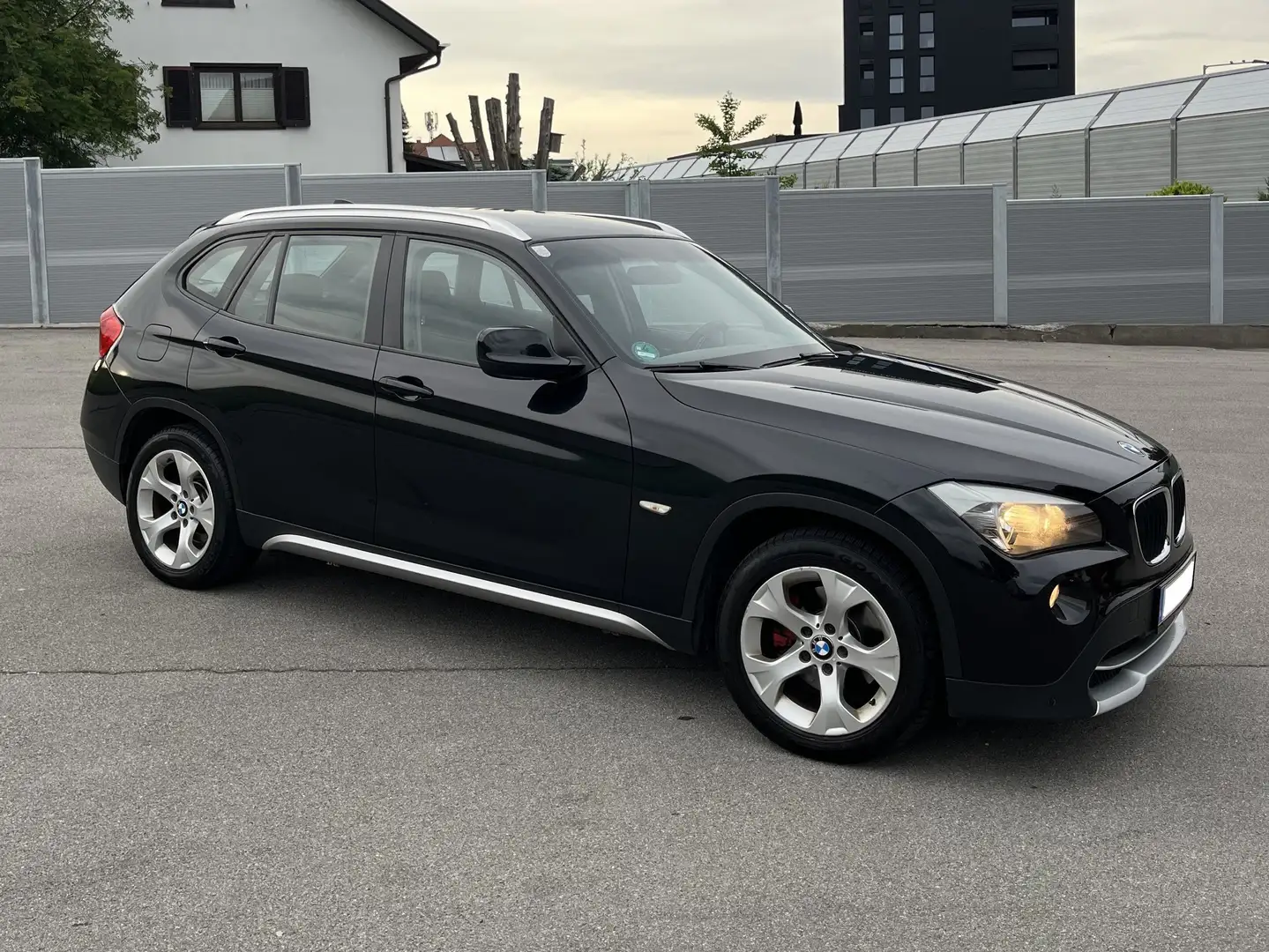 BMW X1 X1 sDrive20d Schwarz - 1