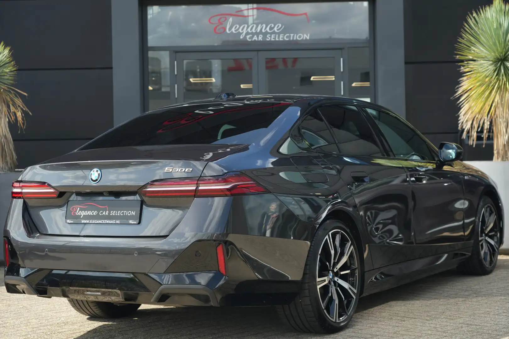BMW 530 5-serie 530e M Sport Edition | 300PK | Pano | Harm Grijs - 2