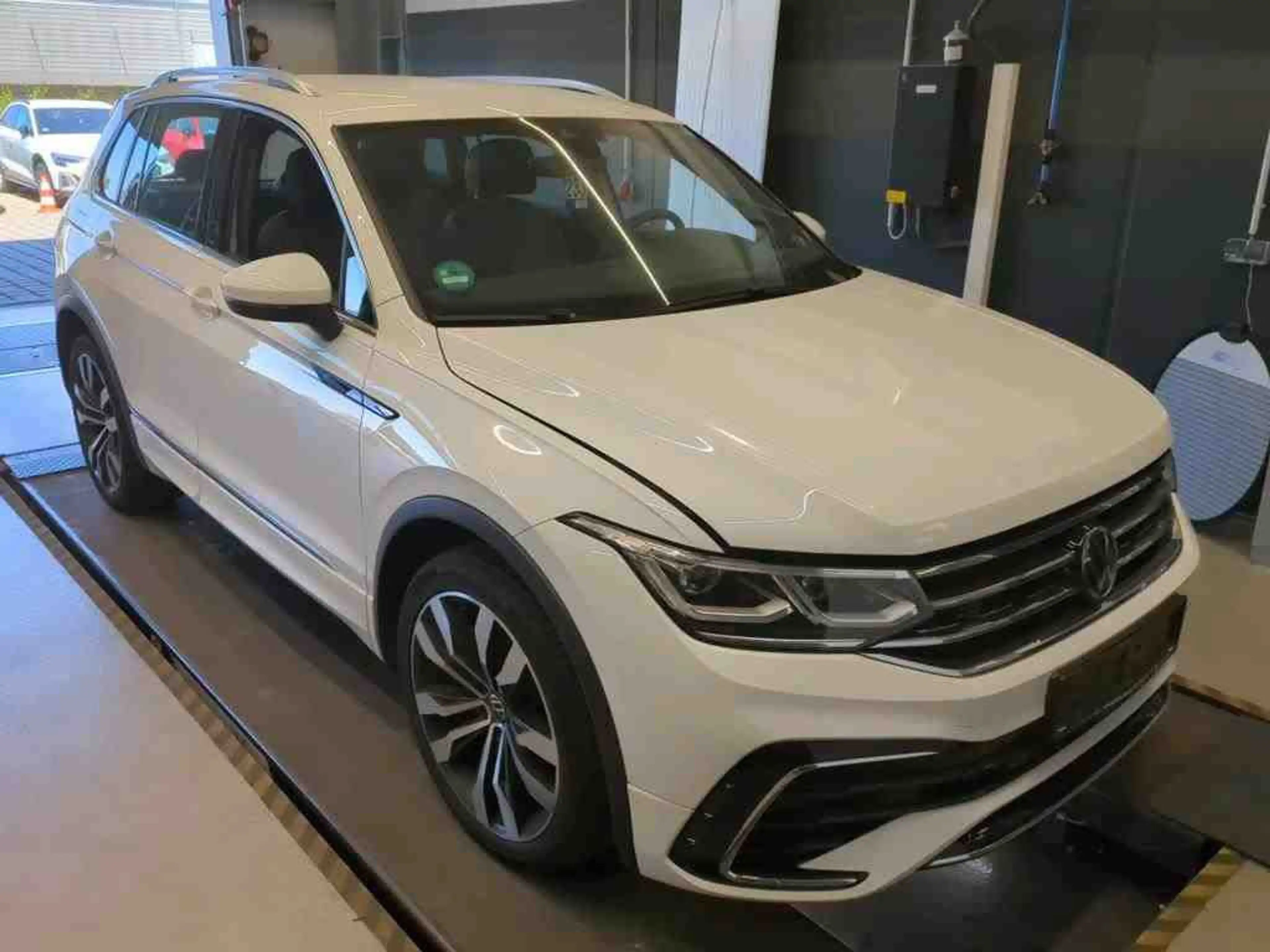 Volkswagen Tiguan 2.0 TSI AHK*CAM*AID*Matrix R-Line 4Motion — photo 3