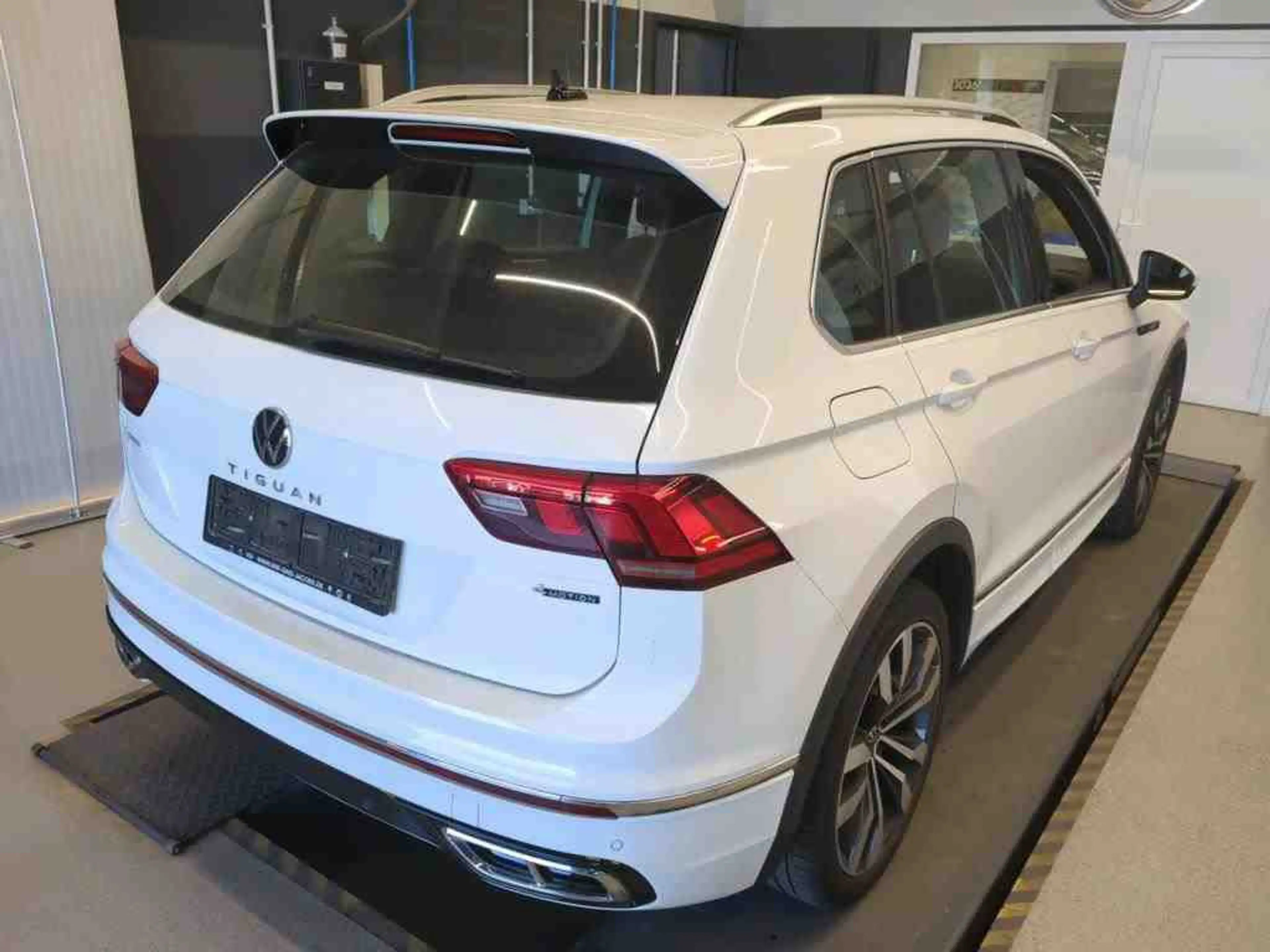 Volkswagen Tiguan 2.0 TSI AHK*CAM*AID*Matrix R-Line 4Motion — photo 2