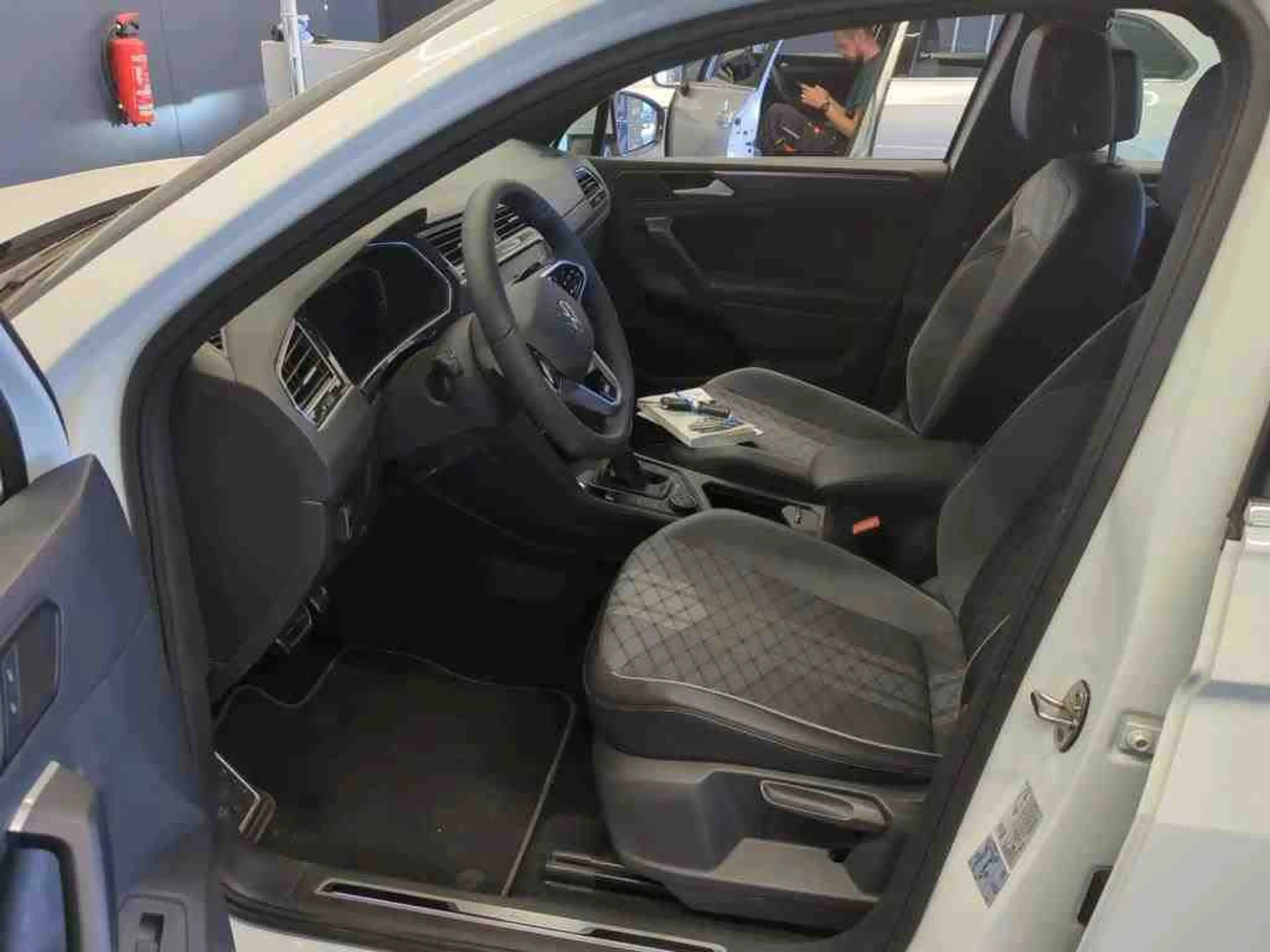 Volkswagen Tiguan 2.0 TSI AHK*CAM*AID*Matrix R-Line 4Motion — photo 6