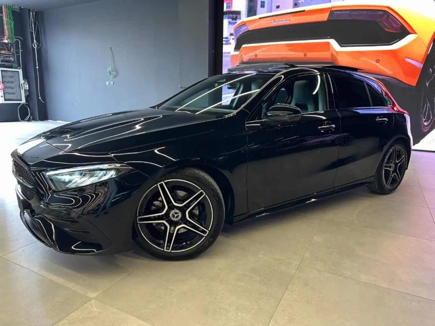 Mercedes-Benz A 180 Automatic 4p. AMG Line Premium Чорний - 2
