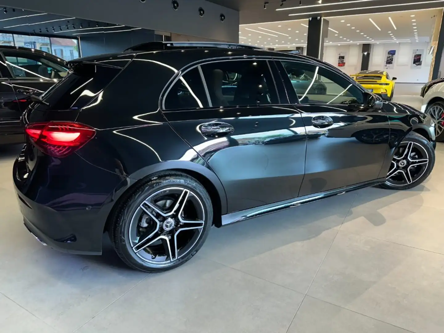 Mercedes-Benz A 180 Automatic 4p. AMG Line Premium Чорний - 1