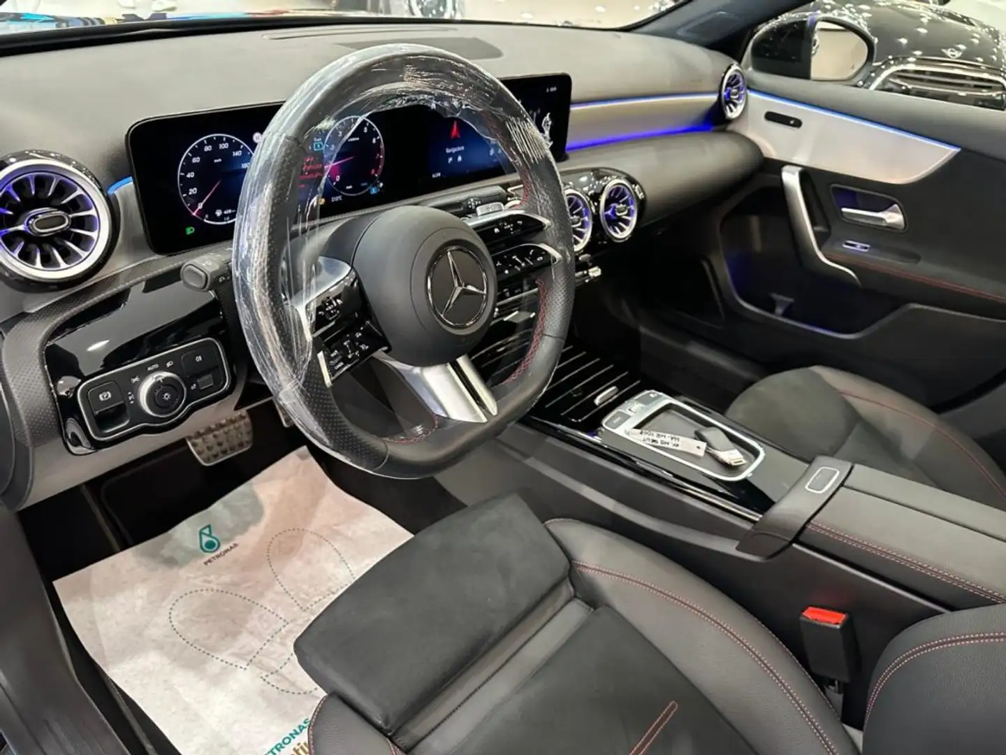 Mercedes-Benz A 180 Automatic 5p. AMG Line Premium Negru - 1