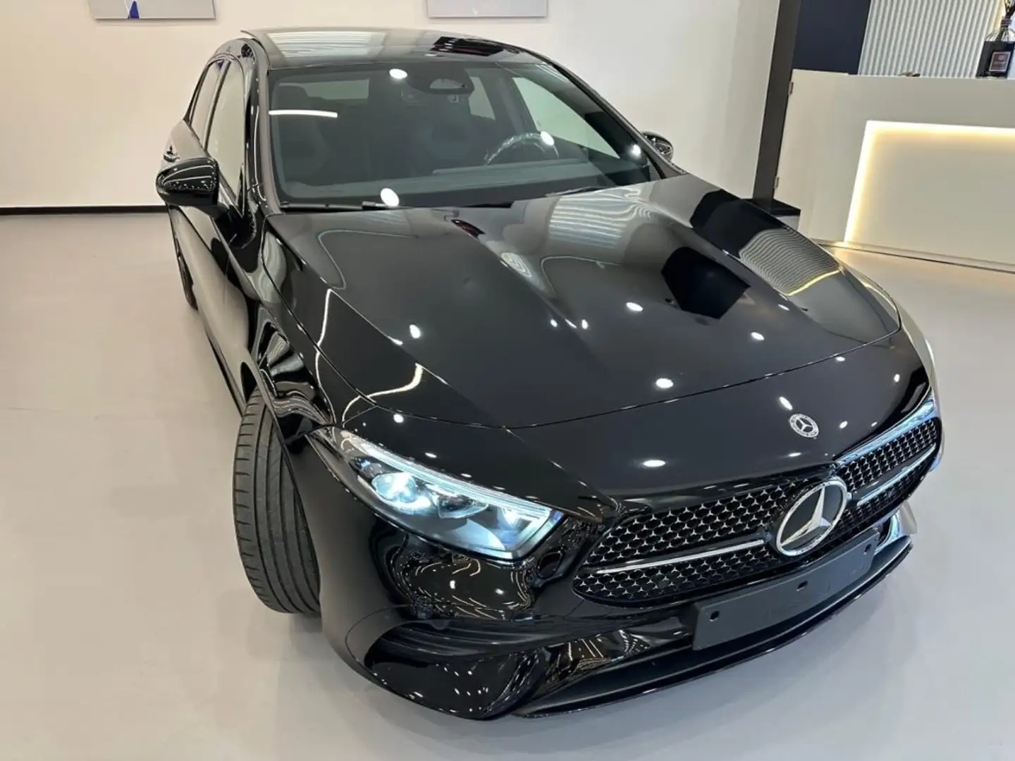 Mercedes-Benz A 180 Automatic 5p. AMG Line Premium Nero - 2