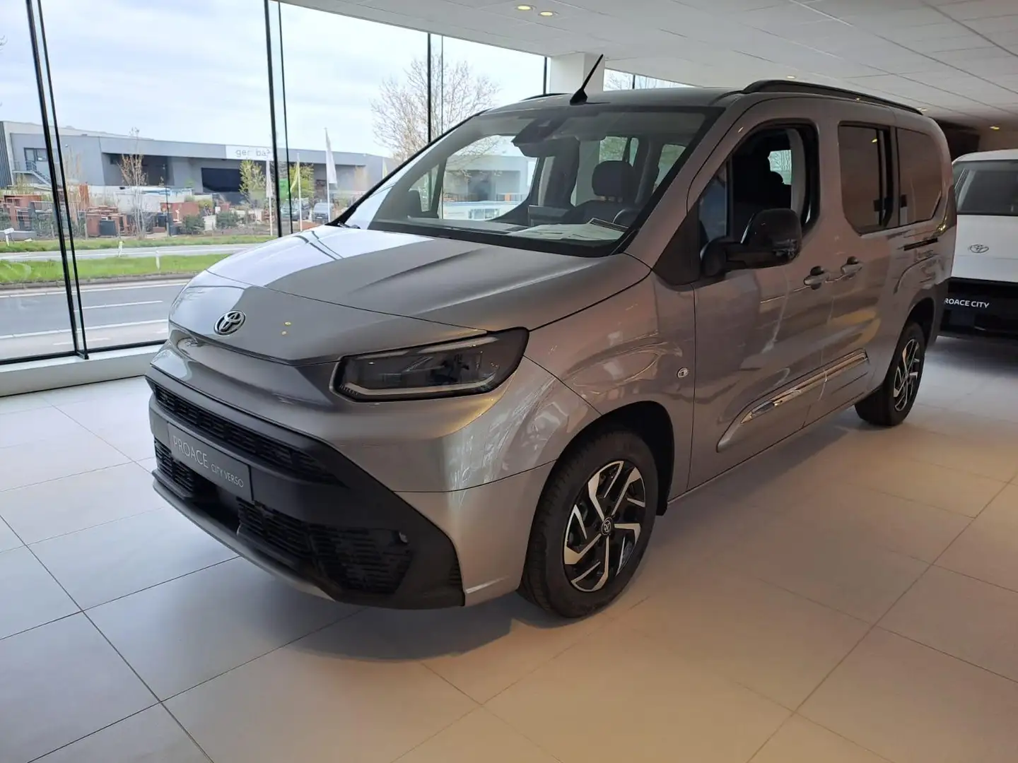 Toyota Proace City verso LWB 1.2i 81kW LWB Family - 1