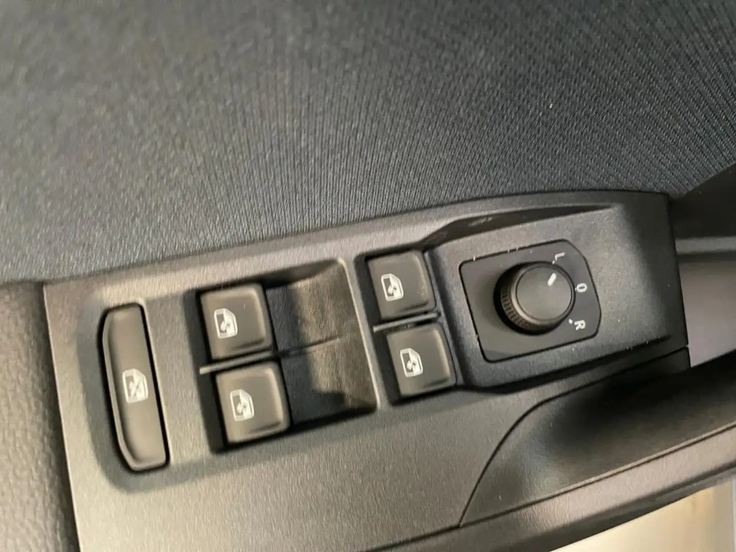 SEAT Arona PLAY 1.0 TSI  115PK DSG AUTOMAAT Schwarz - 2