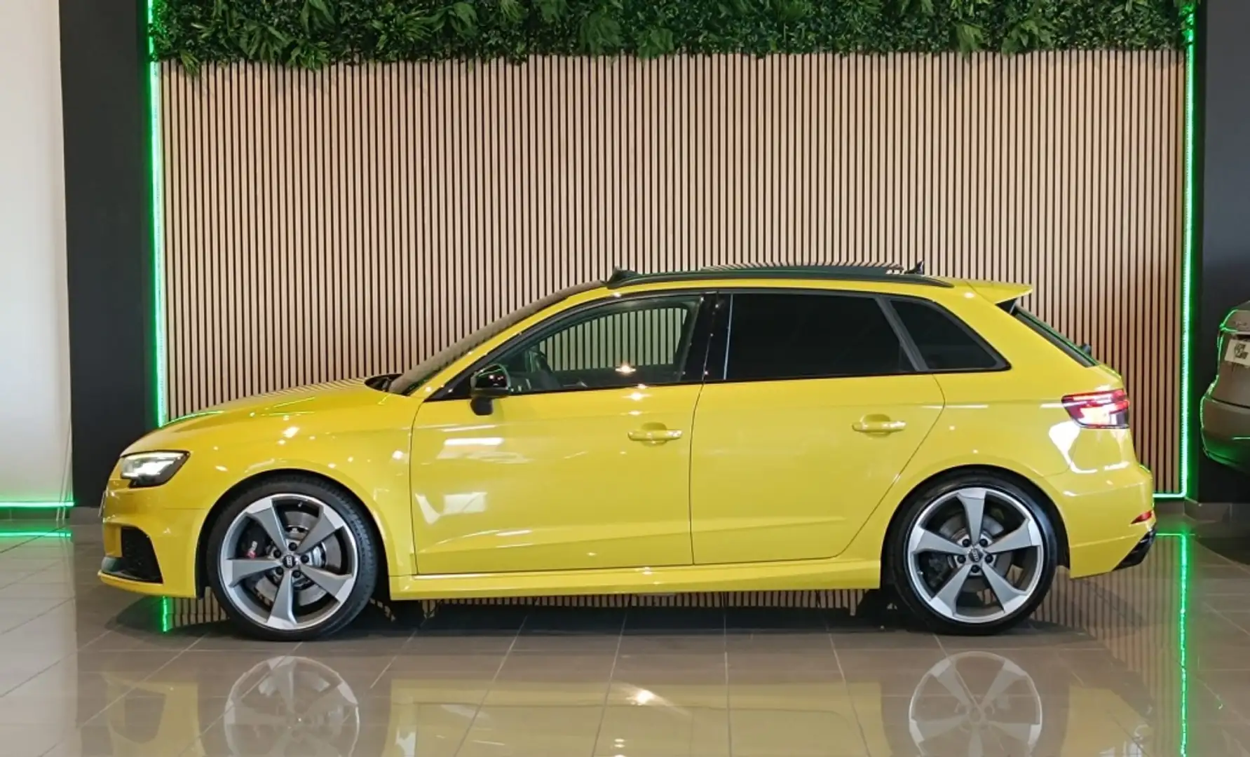 Audi RS3 Sedán TFSI quattro S tronic 294kW Gelb - 2