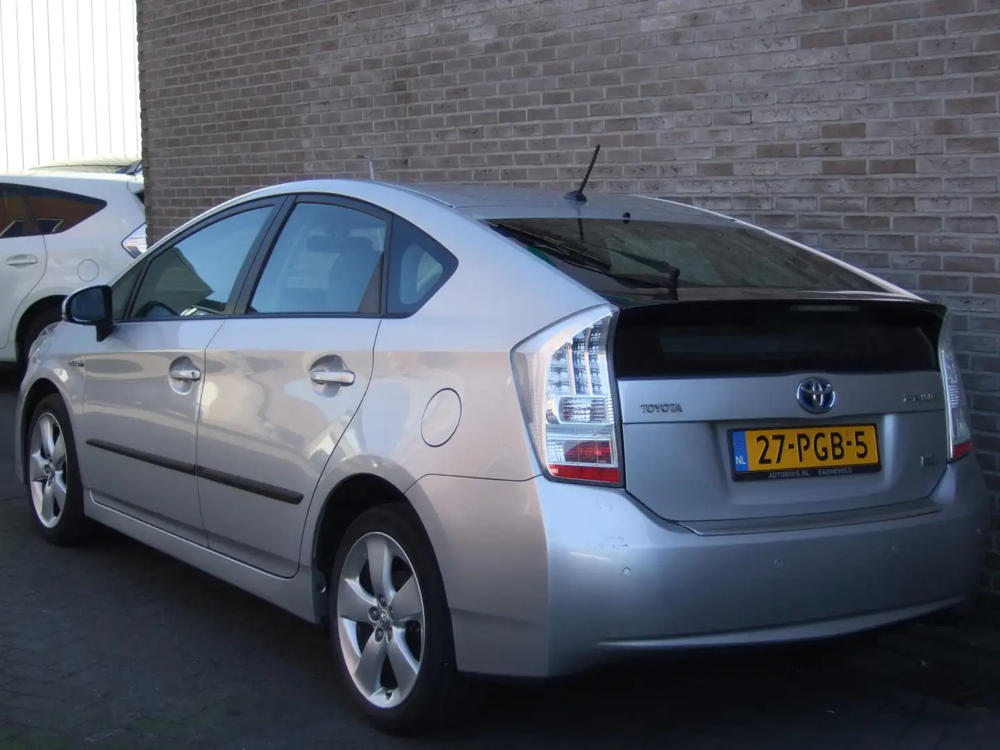 Toyota Prius 1.8 Aspiration - Navigatie - Dealer onderhouden - Grijs - 2