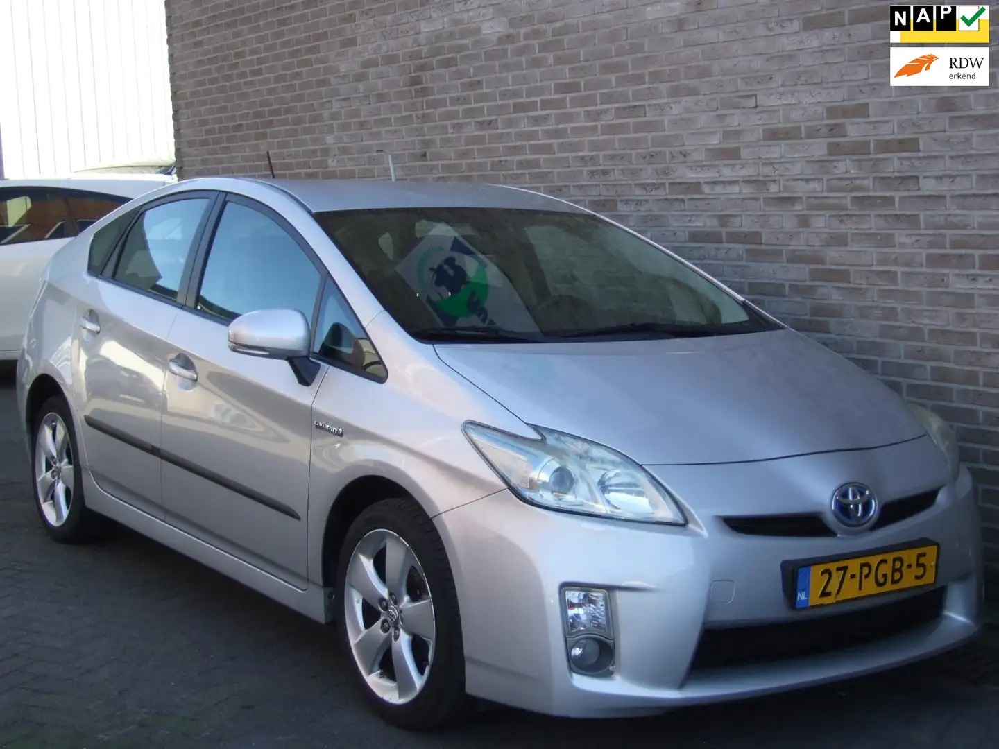 Toyota Prius 1.8 Aspiration - Navigatie - Dealer onderhouden - Grijs - 1