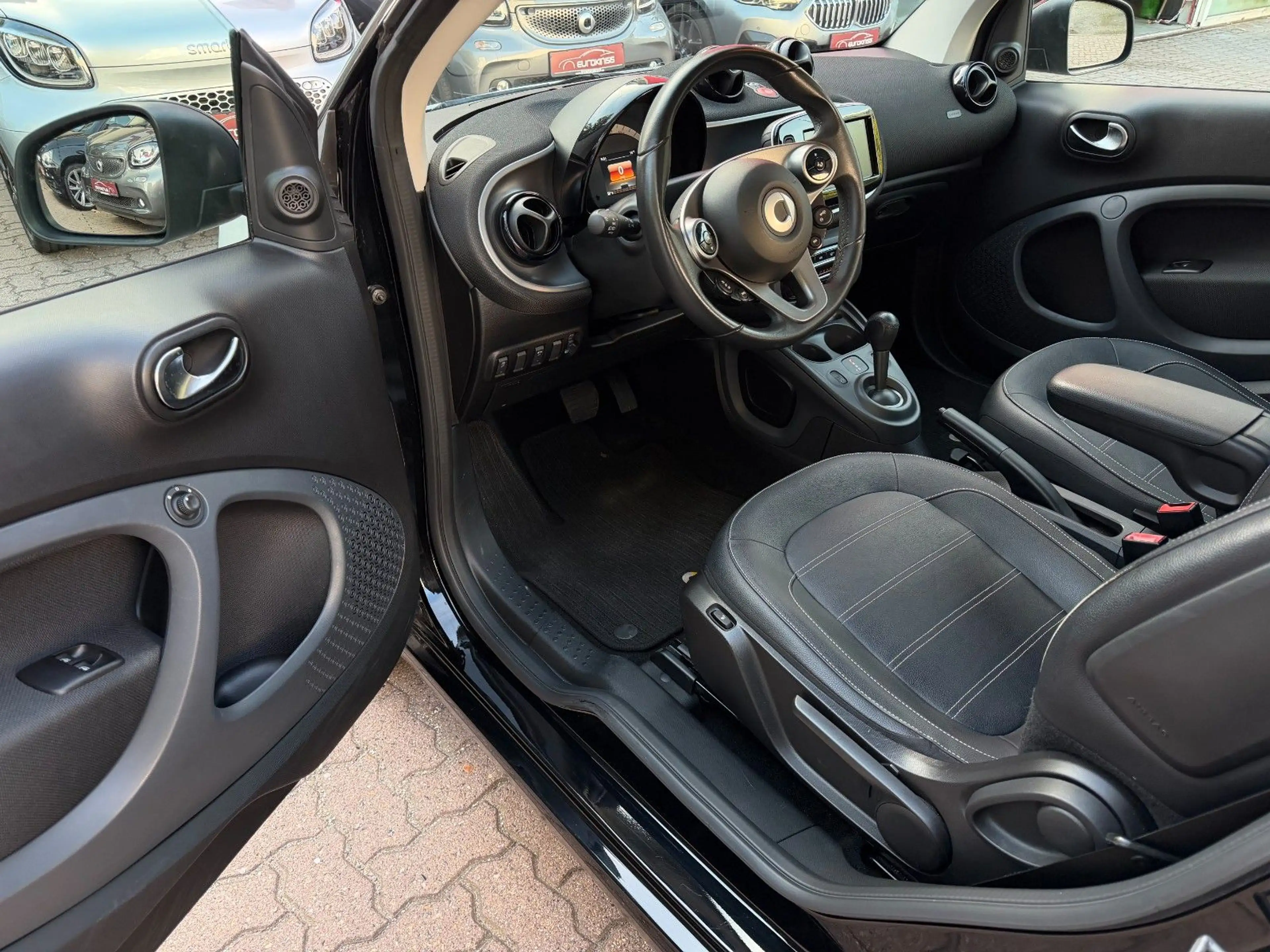 smart forTwo fortwo 66kW DCT PRIME*PANO*LEDER*NAVI*SHZ* — photo 4