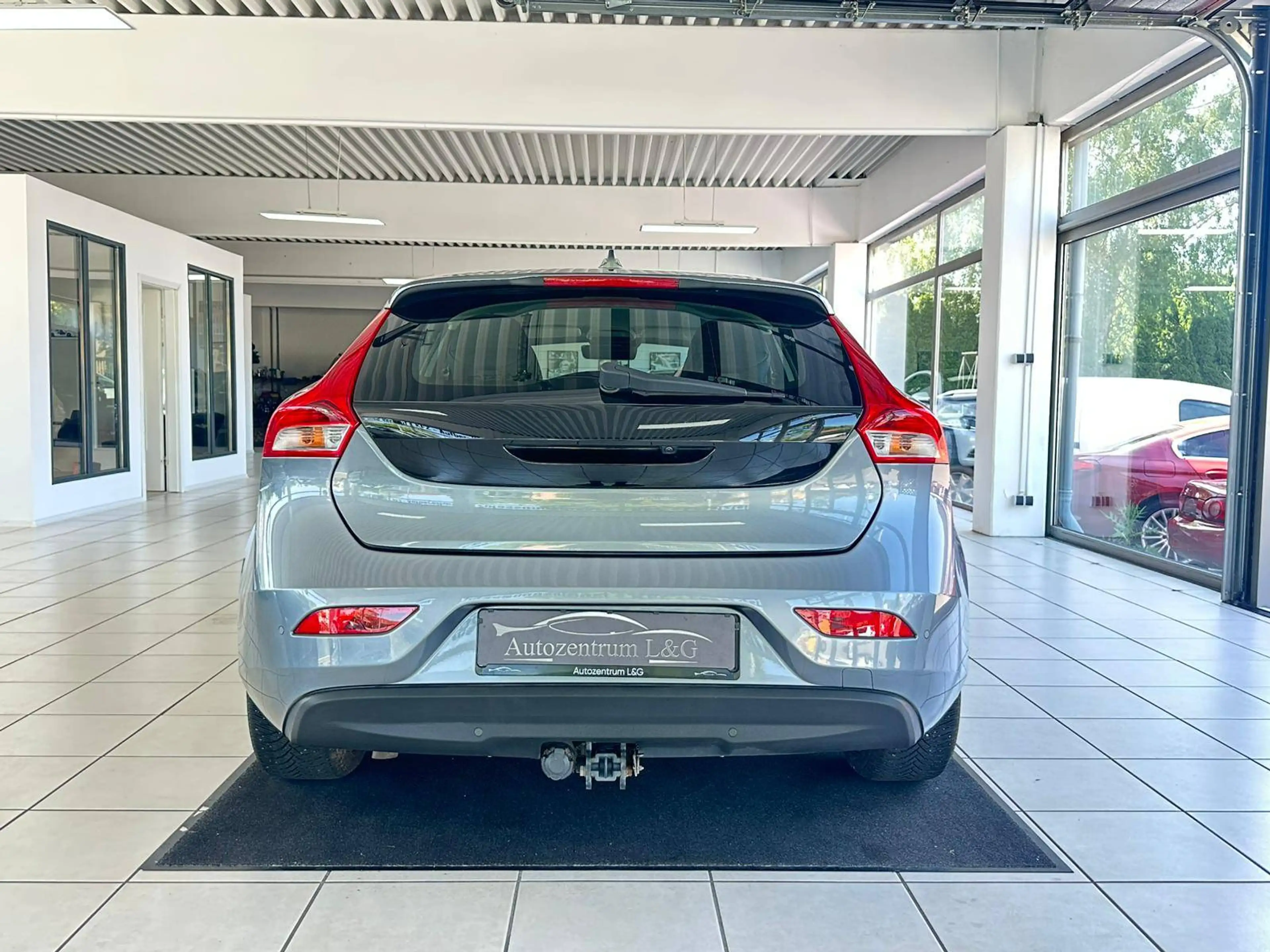 Volvo V40 Momentum — photo 6