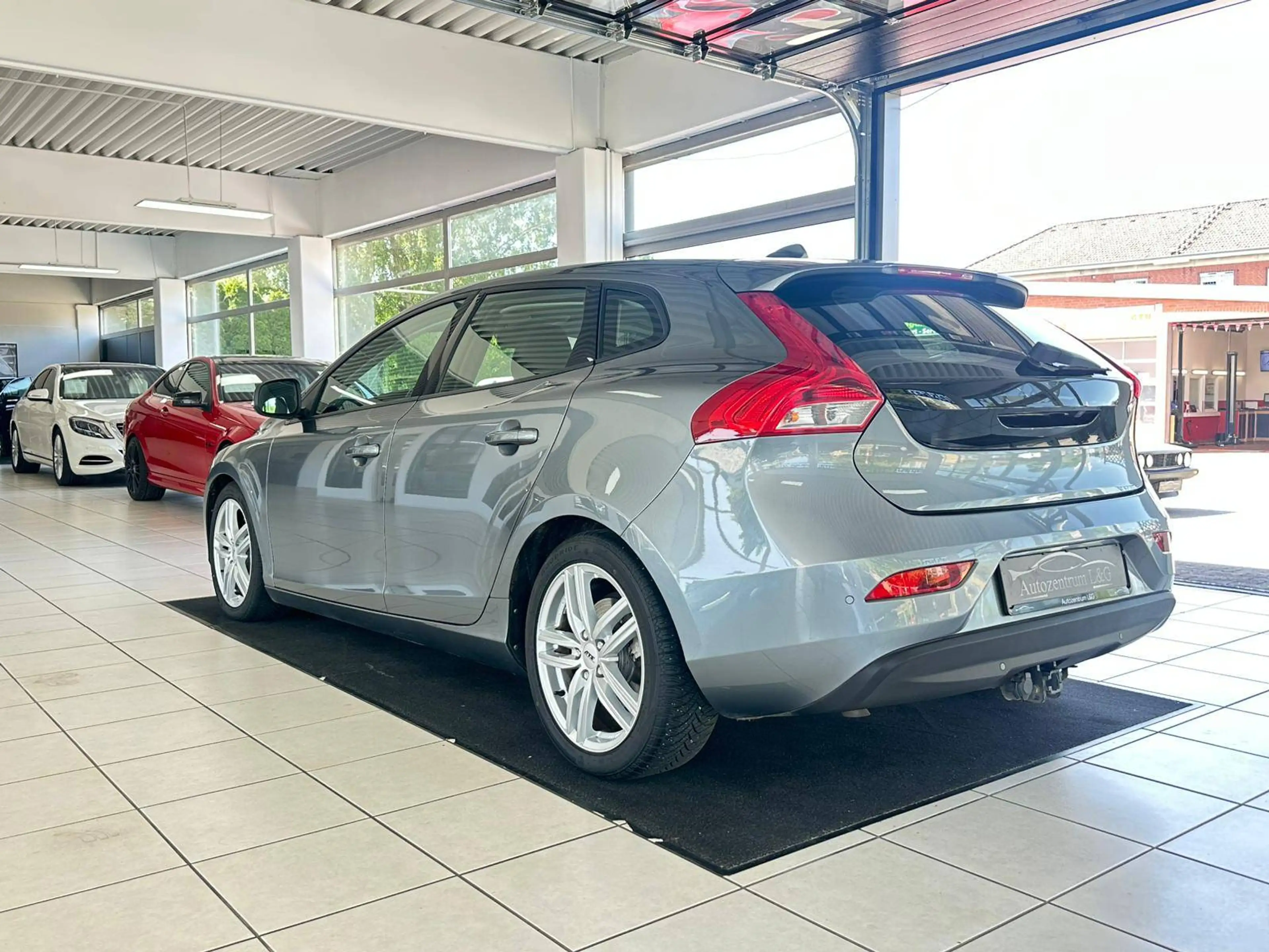Volvo V40 Momentum — photo 5