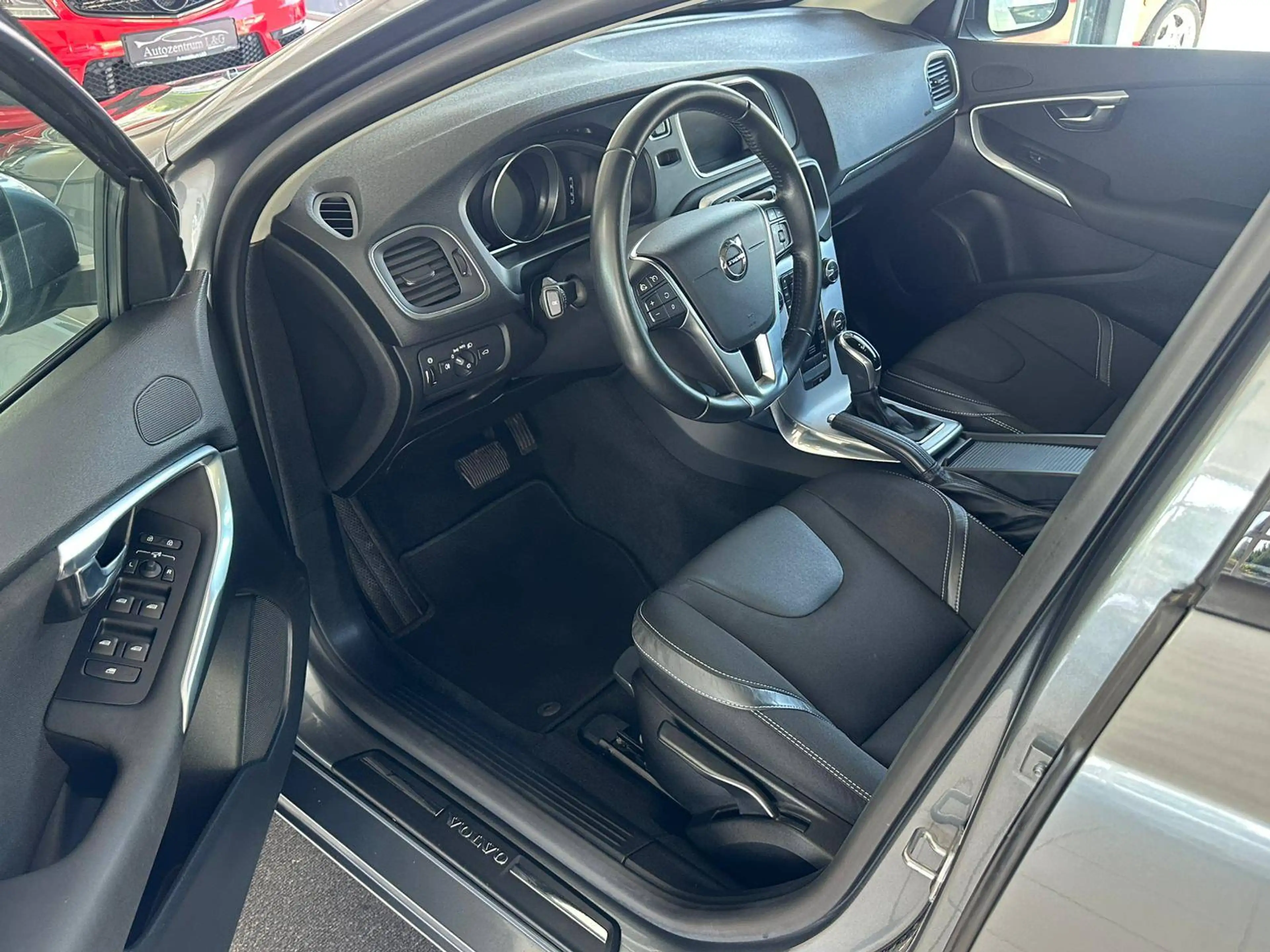 Volvo V40 Momentum — photo 9