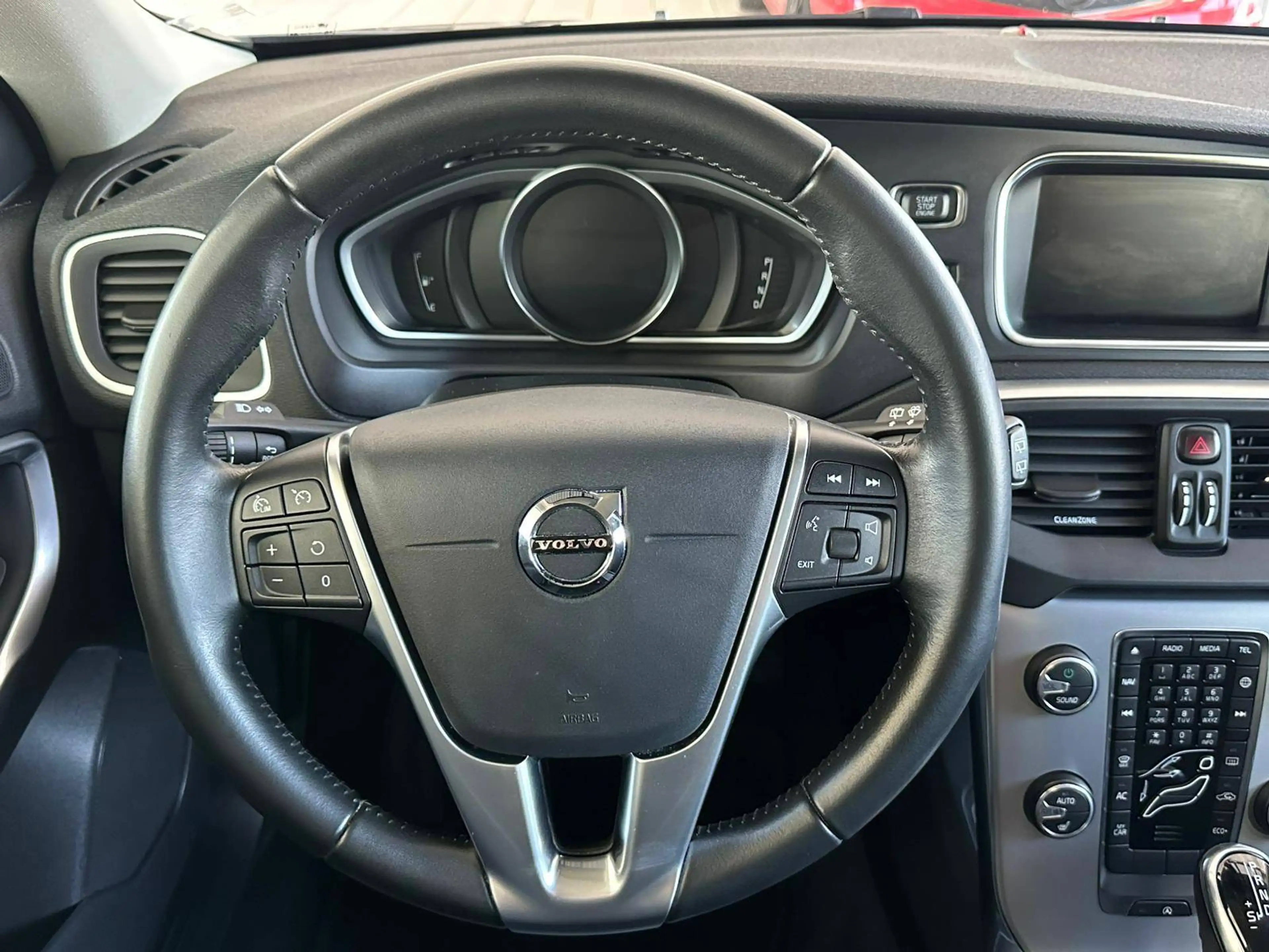 Volvo V40 Momentum — photo 12