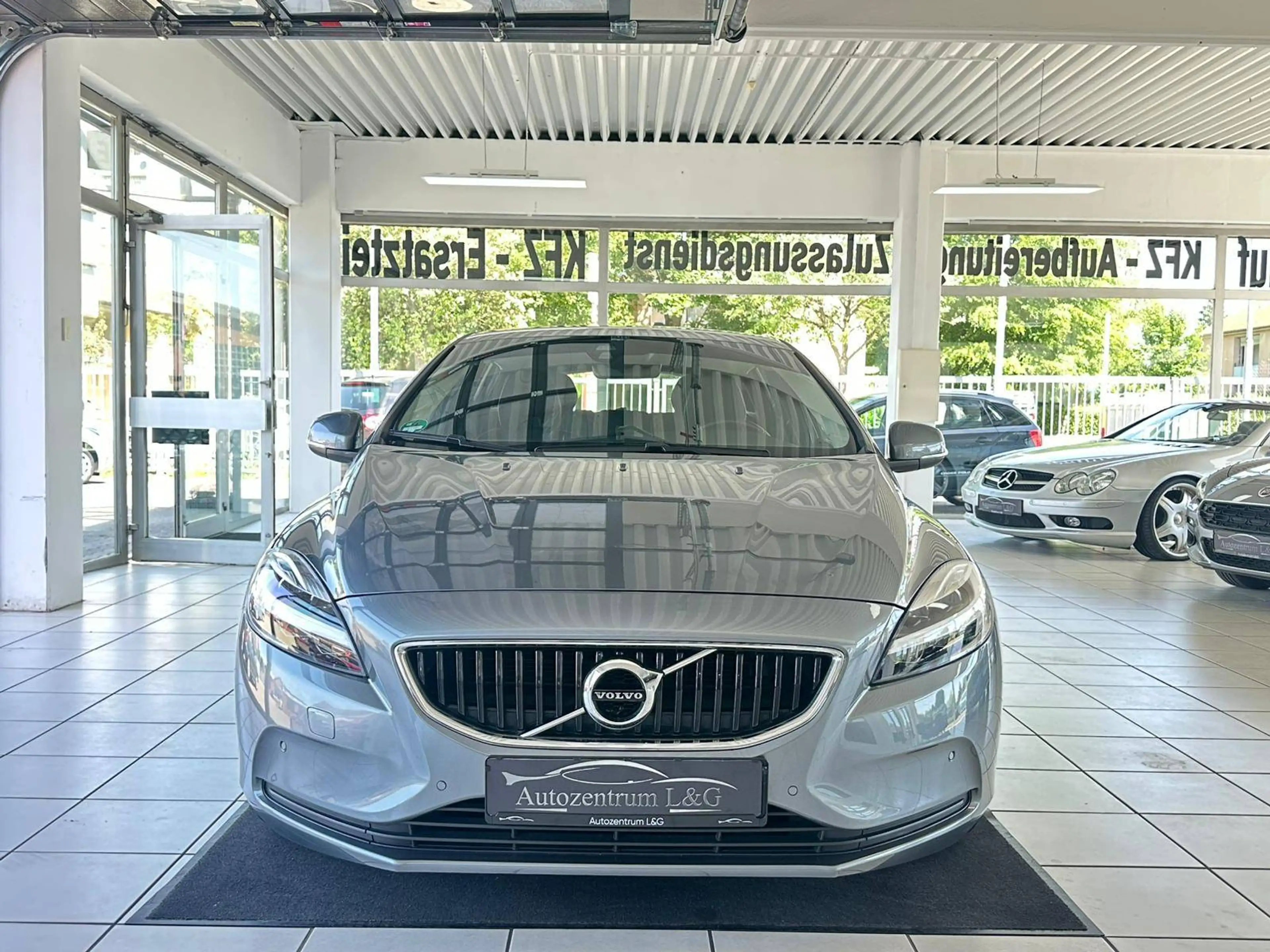 Volvo V40 Momentum — photo 3