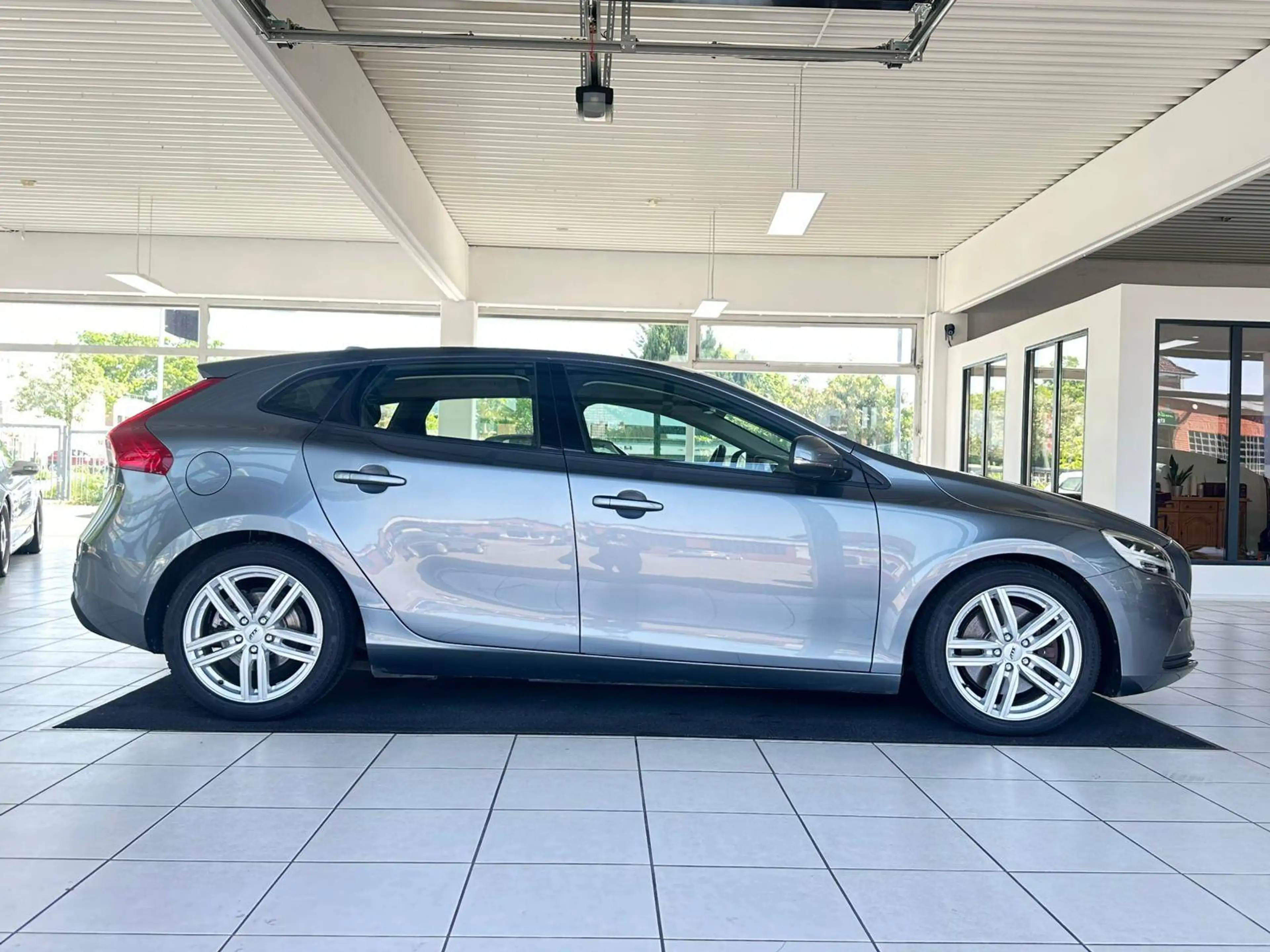 Volvo V40 Momentum — photo 7