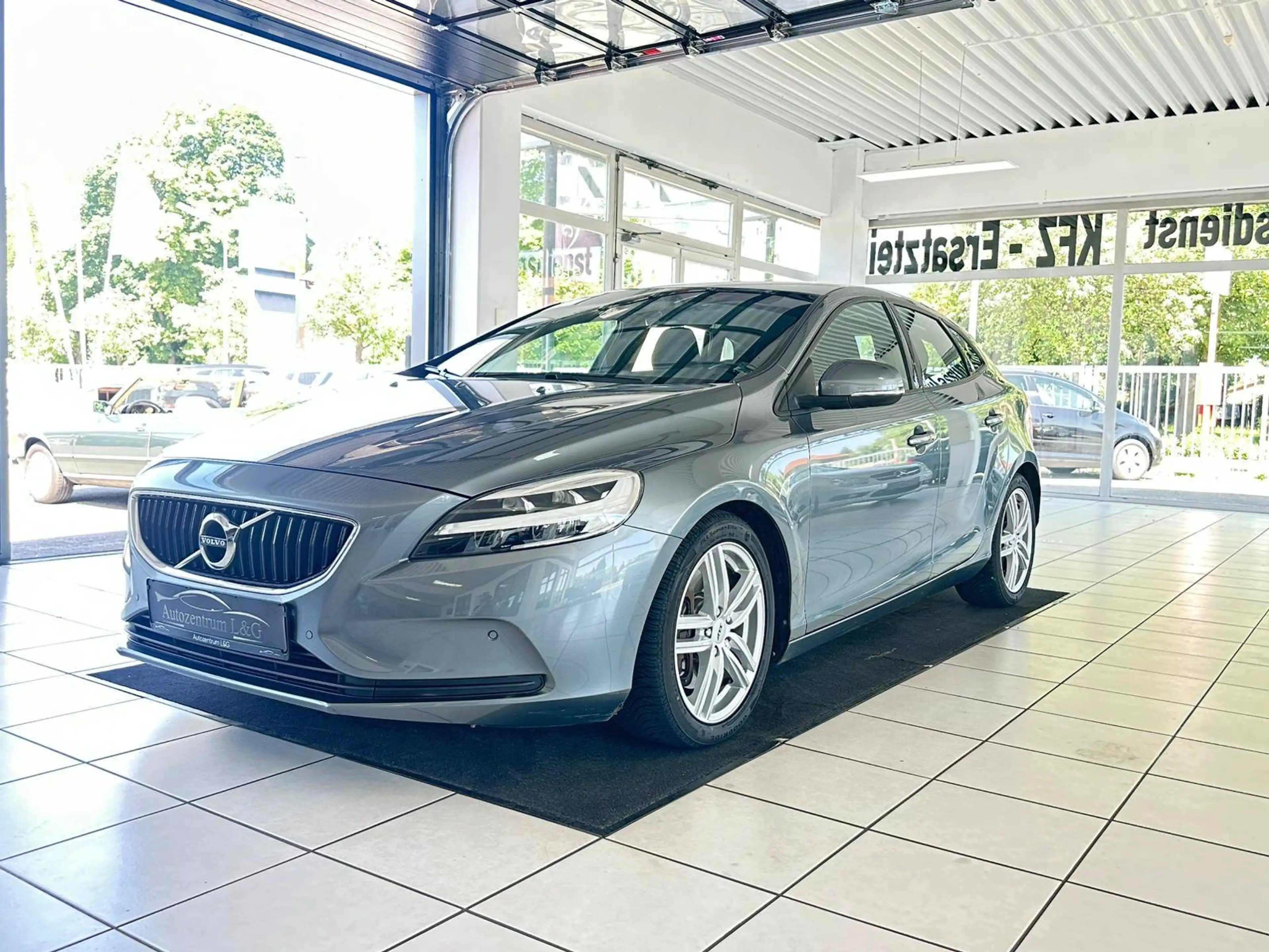 Volvo V40 Momentum — photo 2