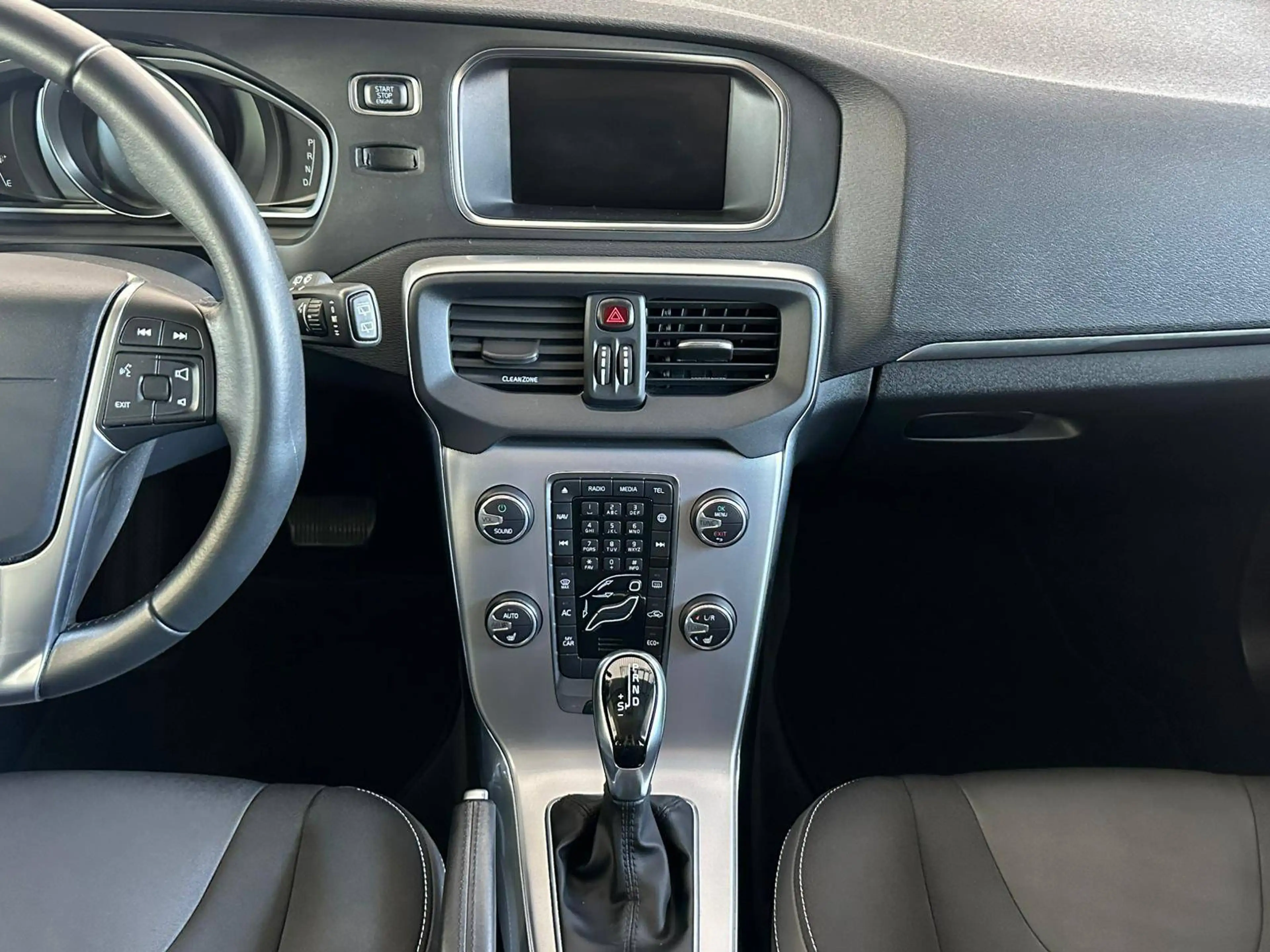 Volvo V40 Momentum — photo 13