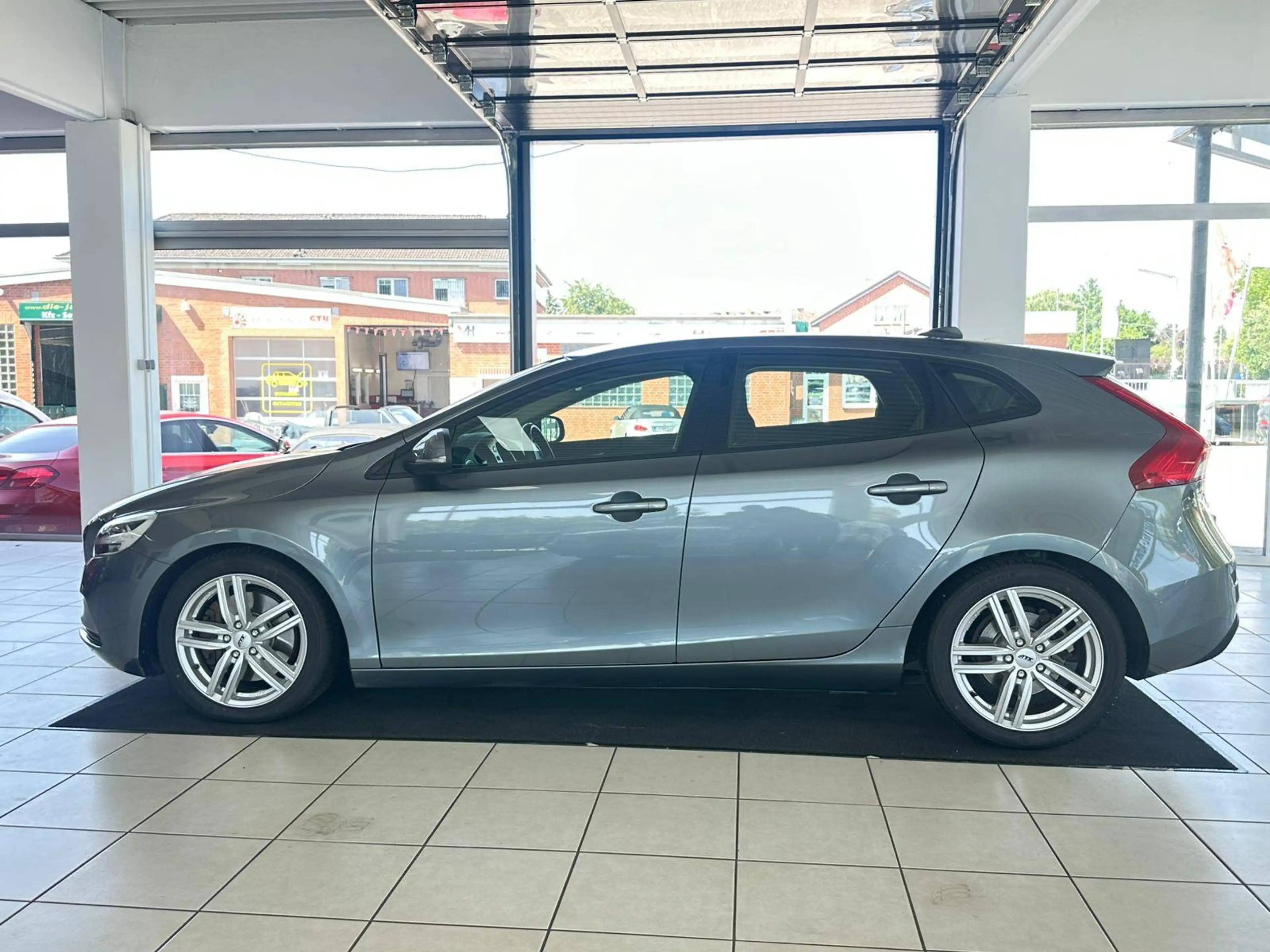 Volvo V40 Momentum — photo 8