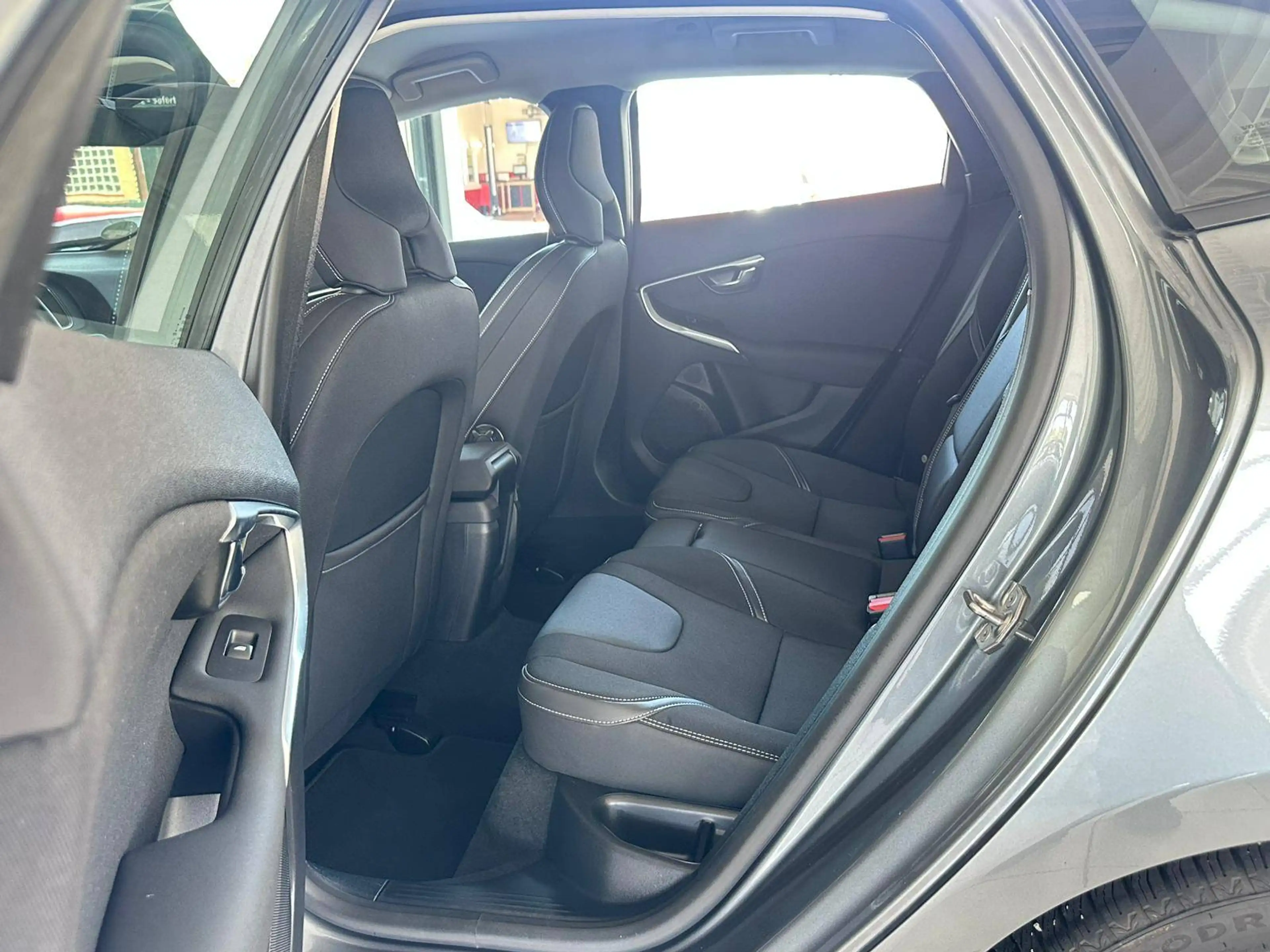 Volvo V40 Momentum — photo 10