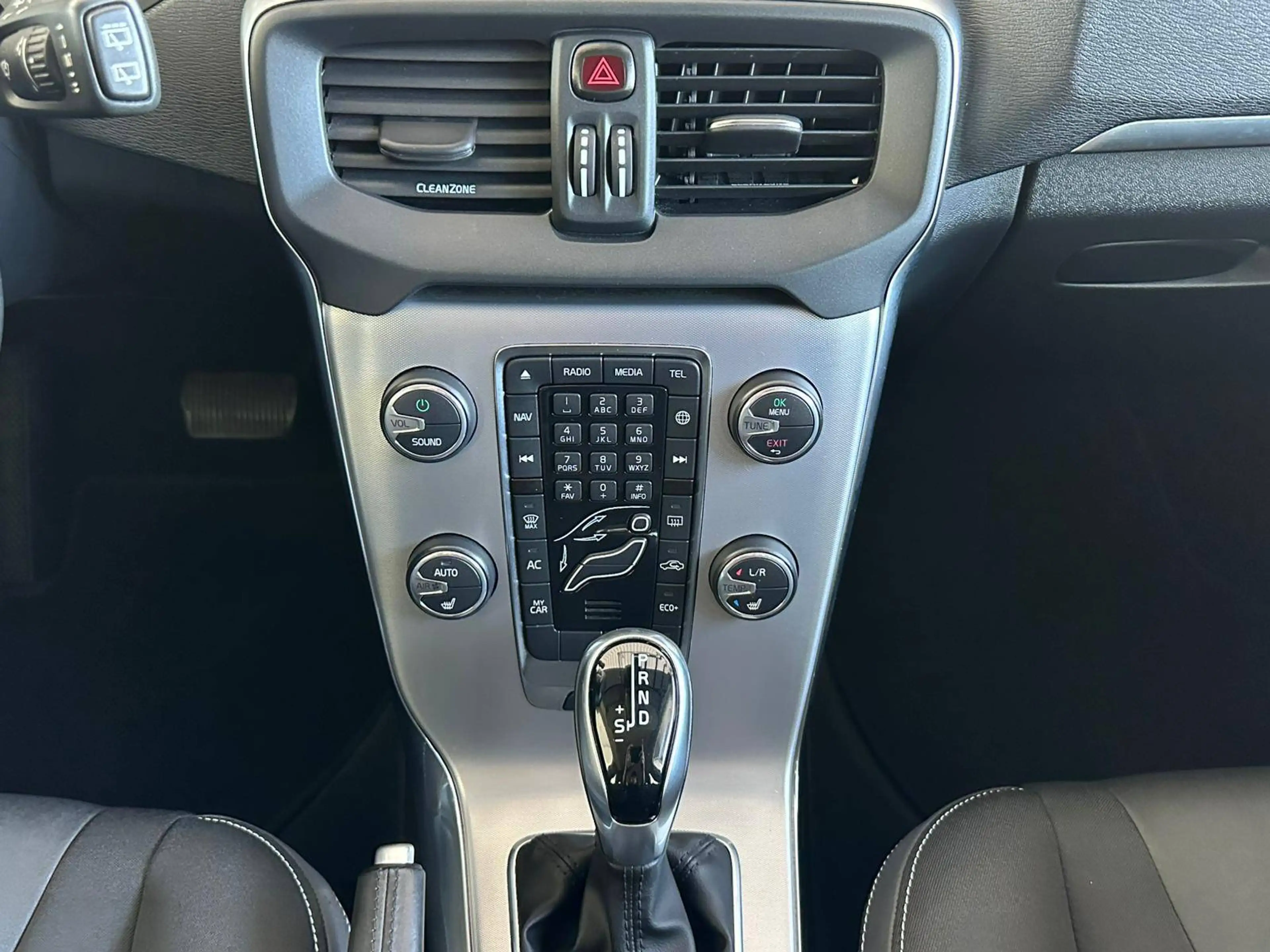 Volvo V40 Momentum — photo 14