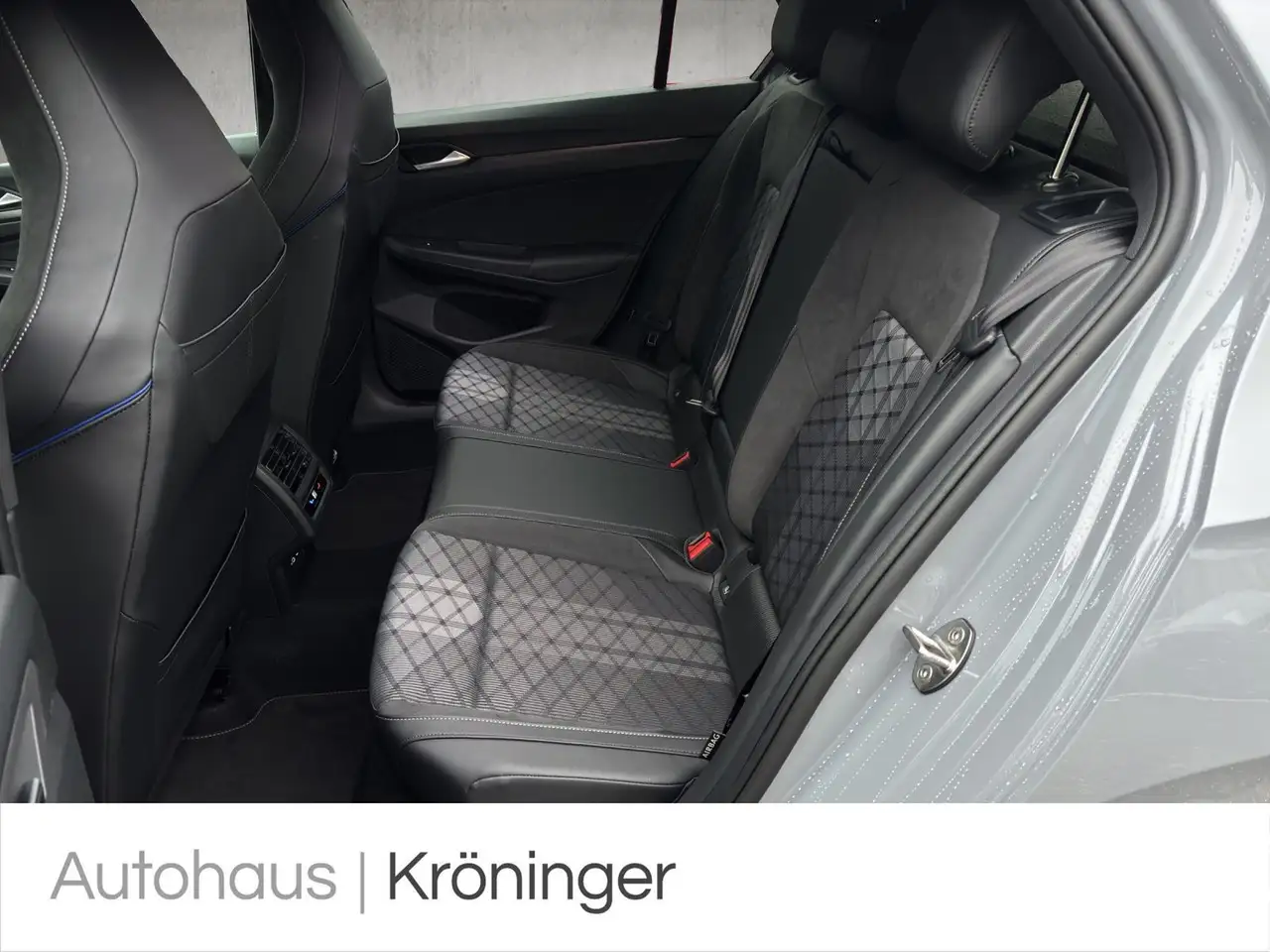 Volkswagen Golf VIII R-Line 1.5 eTSI DSG AHK HUD IQ.Light 10
