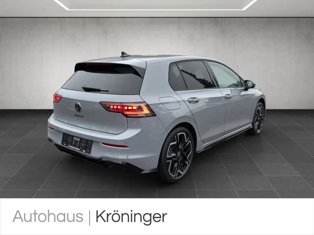 Volkswagen Golf VIII R-Line 1.5 eTSI DSG AHK HUD IQ.Light 2