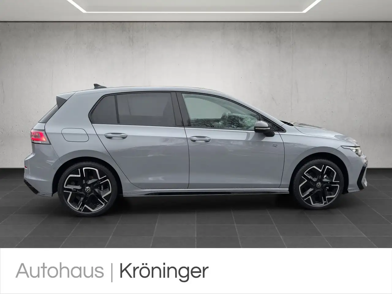 Volkswagen Golf VIII R-Line 1.5 eTSI DSG AHK HUD IQ.Light 4