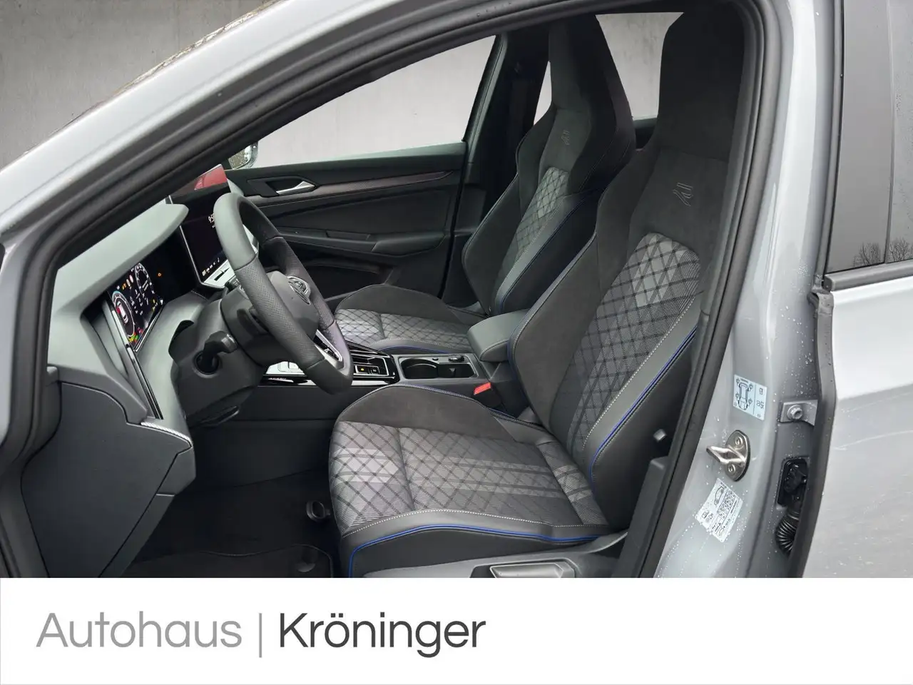 Volkswagen Golf VIII R-Line 1.5 eTSI DSG AHK HUD IQ.Light 7