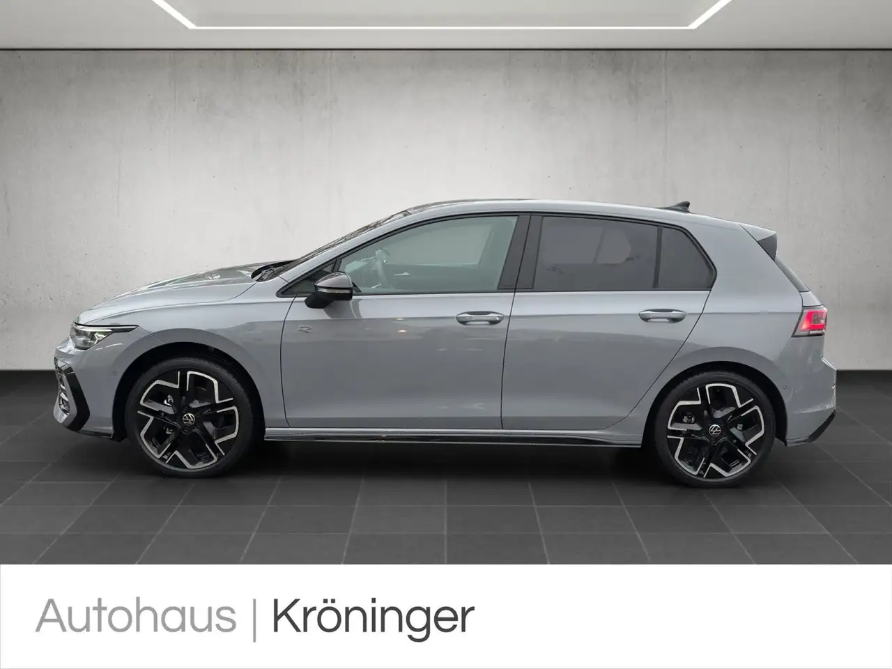 Volkswagen Golf VIII R-Line 1.5 eTSI DSG AHK HUD IQ.Light 3
