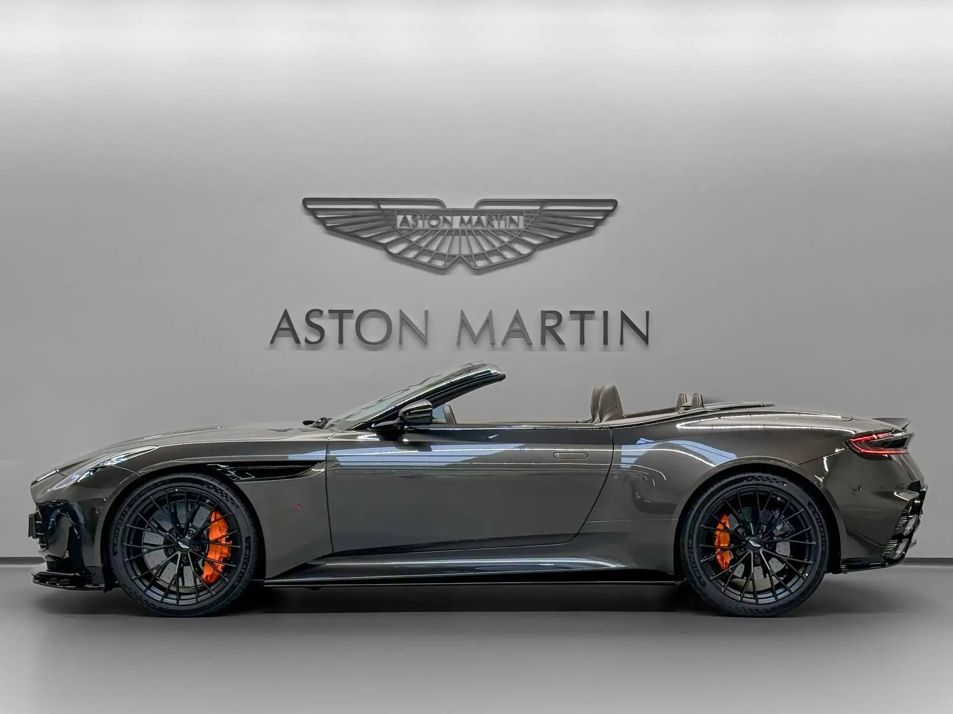 애스턴마틴 DB12 2026 블랙 사진 3