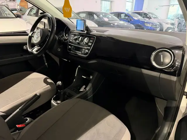 Volkswagen up! view 10