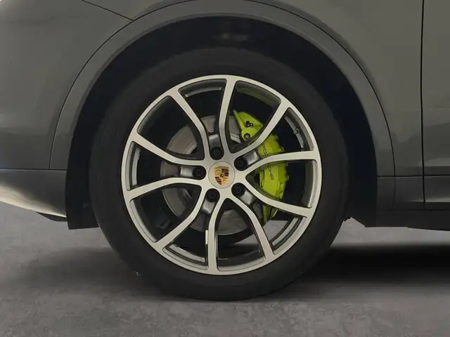 Porsche Cayenne view 9