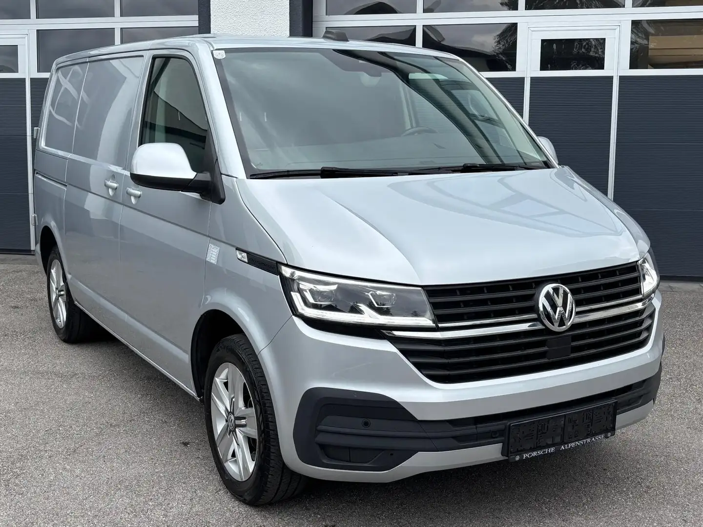 Volkswagen T6.1 Transporter DSG *ACC*VIRITUAL*KAMERA*STANDHEIZ*CHEF-AUTO*VOLL Plateado - 2