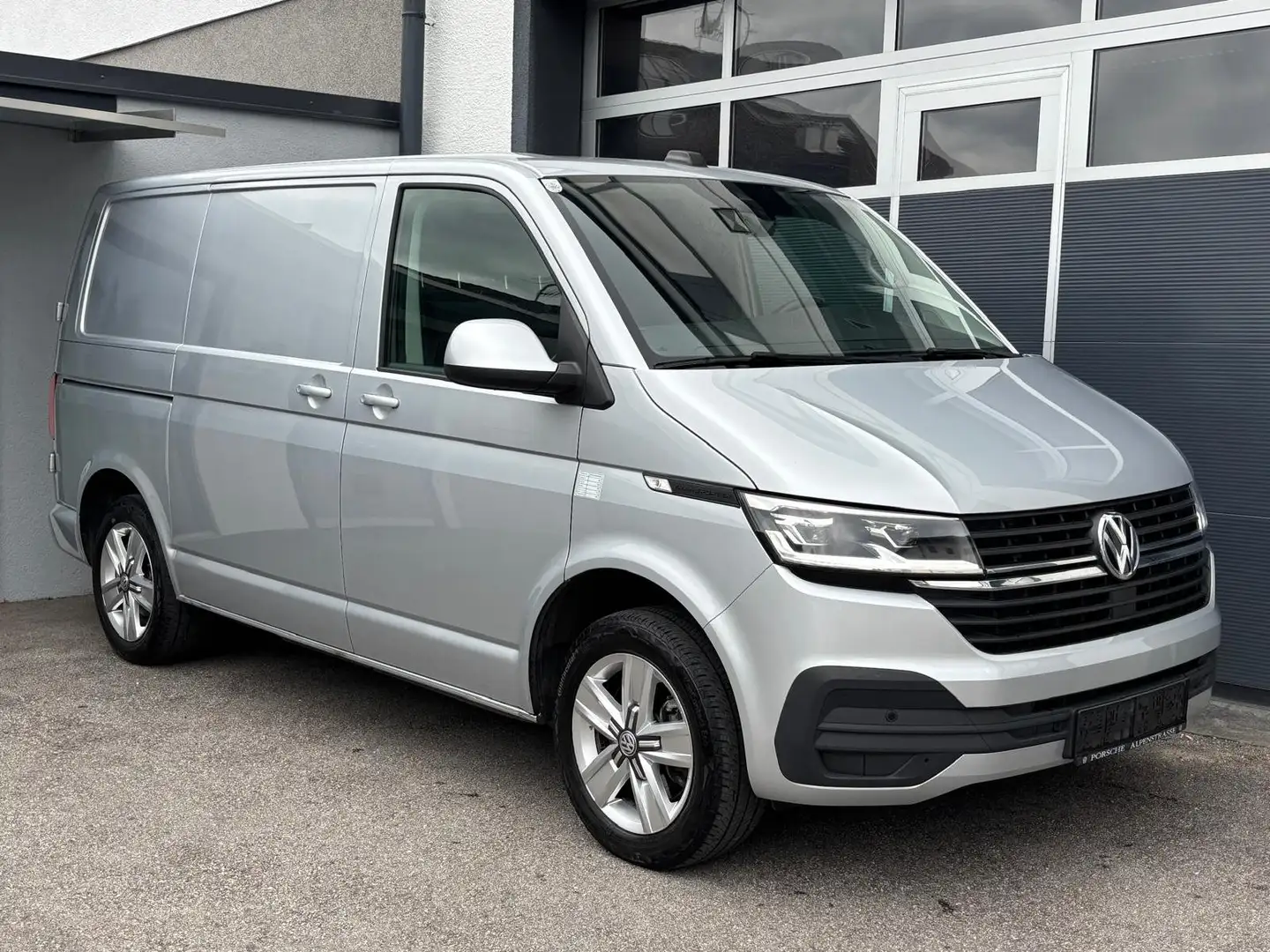 Volkswagen T6.1 Transporter DSG *ACC*VIRITUAL*KAMERA*STANDHEIZ*CHEF-AUTO*VOLL Plateado - 1
