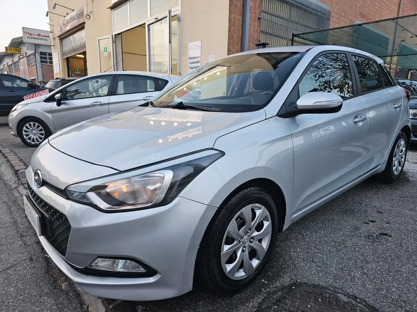 Hyundai i20 1.1 CRDI 75cv Comfort*Clima*Euro6*Neopatentati* Argent - 2