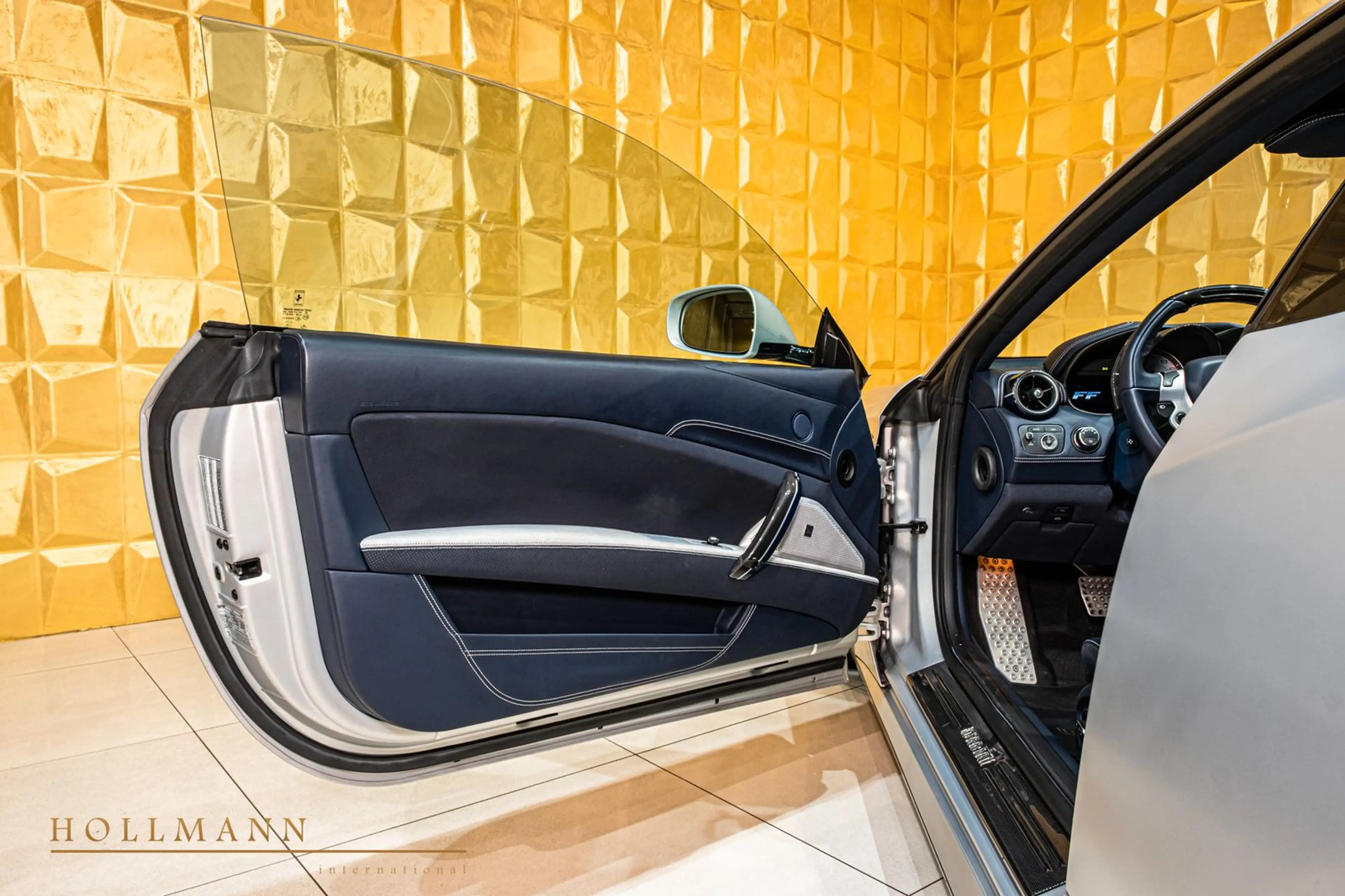 Ferrari FF CARBON + PASSENGER DISPLAY + PANORAMA + LIFT — photo 14