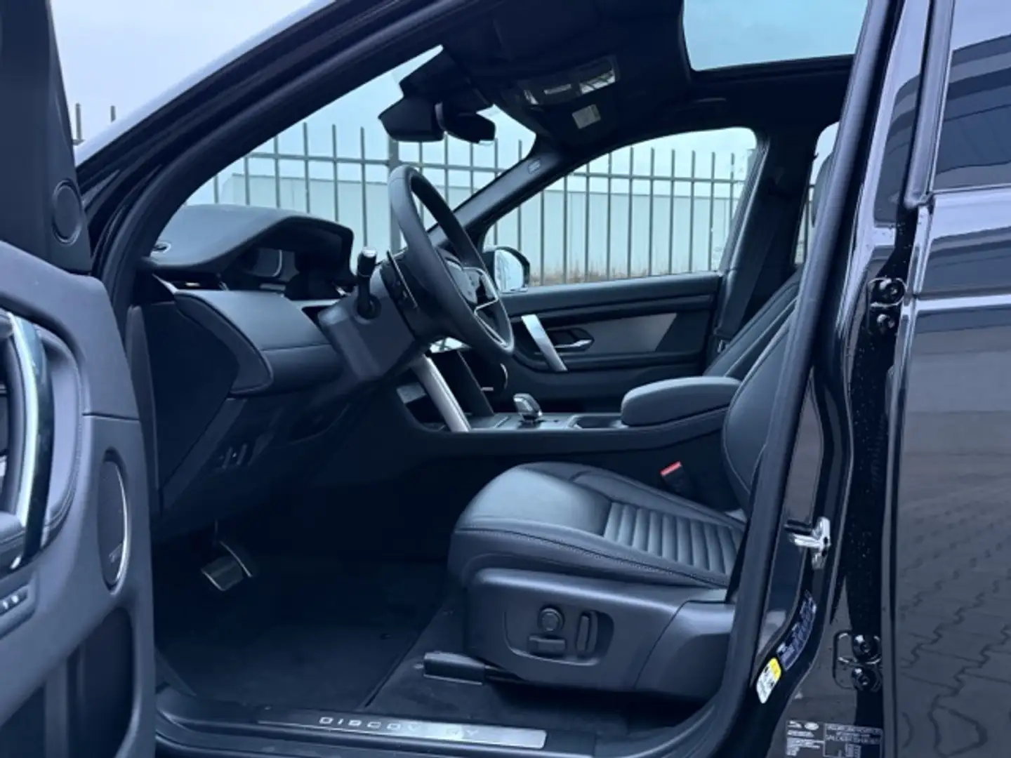 Land Rover Discovery Sport 1.5 P270e PHEV Dynamic Edition Zwart - 2