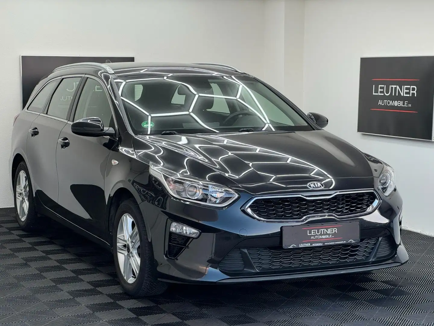 Kia Ceed SW / cee'd SW cee'd 1.6 CRDI Kombi*AHK*Kamera*AppleCar Noir - 1