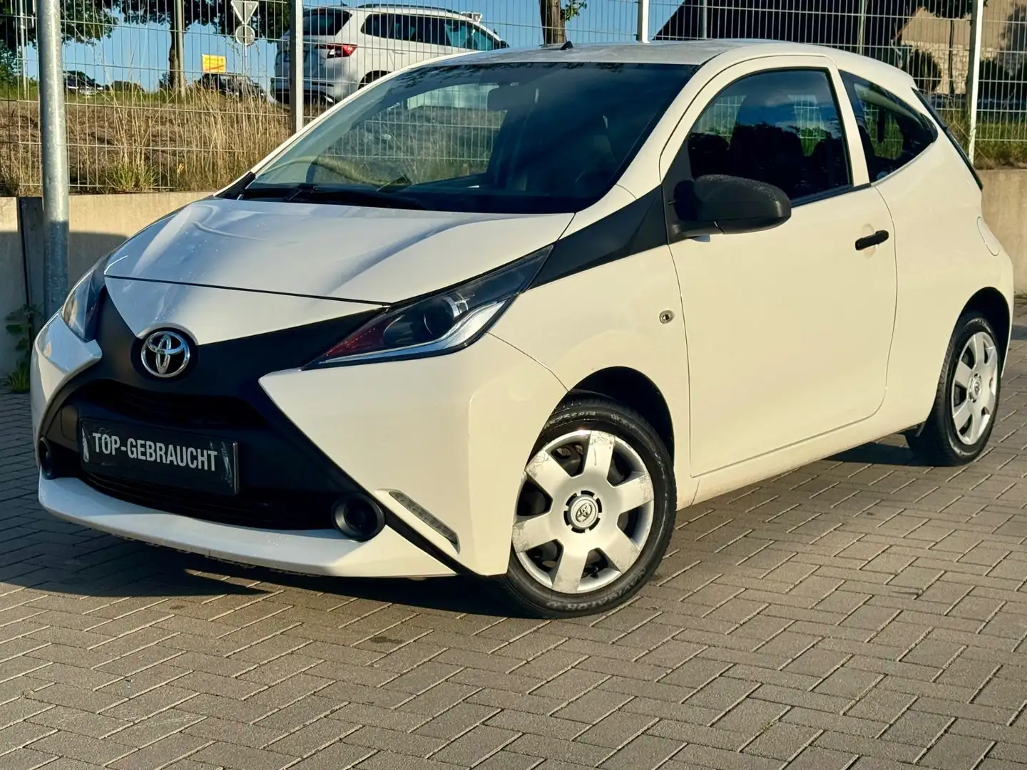 Toyota Aygo AYGO x // EURO 6 // CoC // TÜV bis 01.2026 Weiß - 2