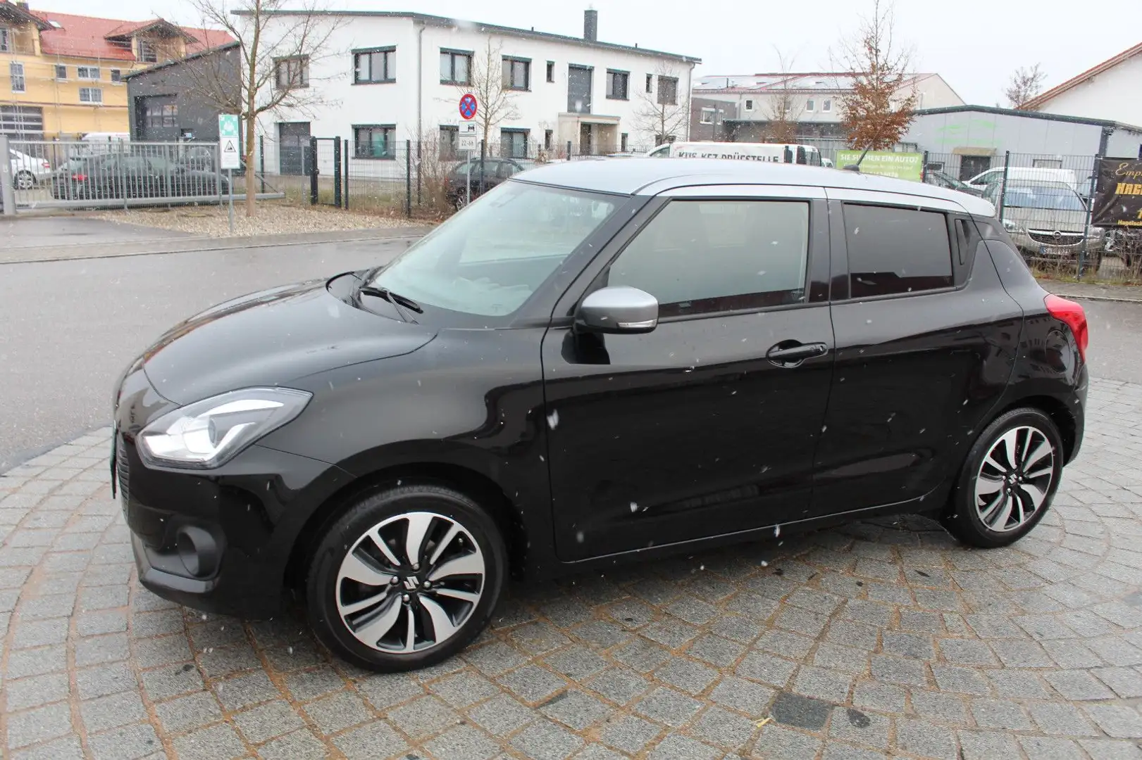 Suzuki Swift Comfort Automatik AHK 1.Hd Noir - 1