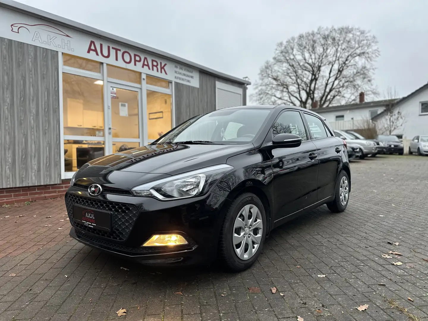 Hyundai i20 Allwetterr.*Sitz-lenkradhzg*TÜV&ServiceNeu*Garant Black - 1