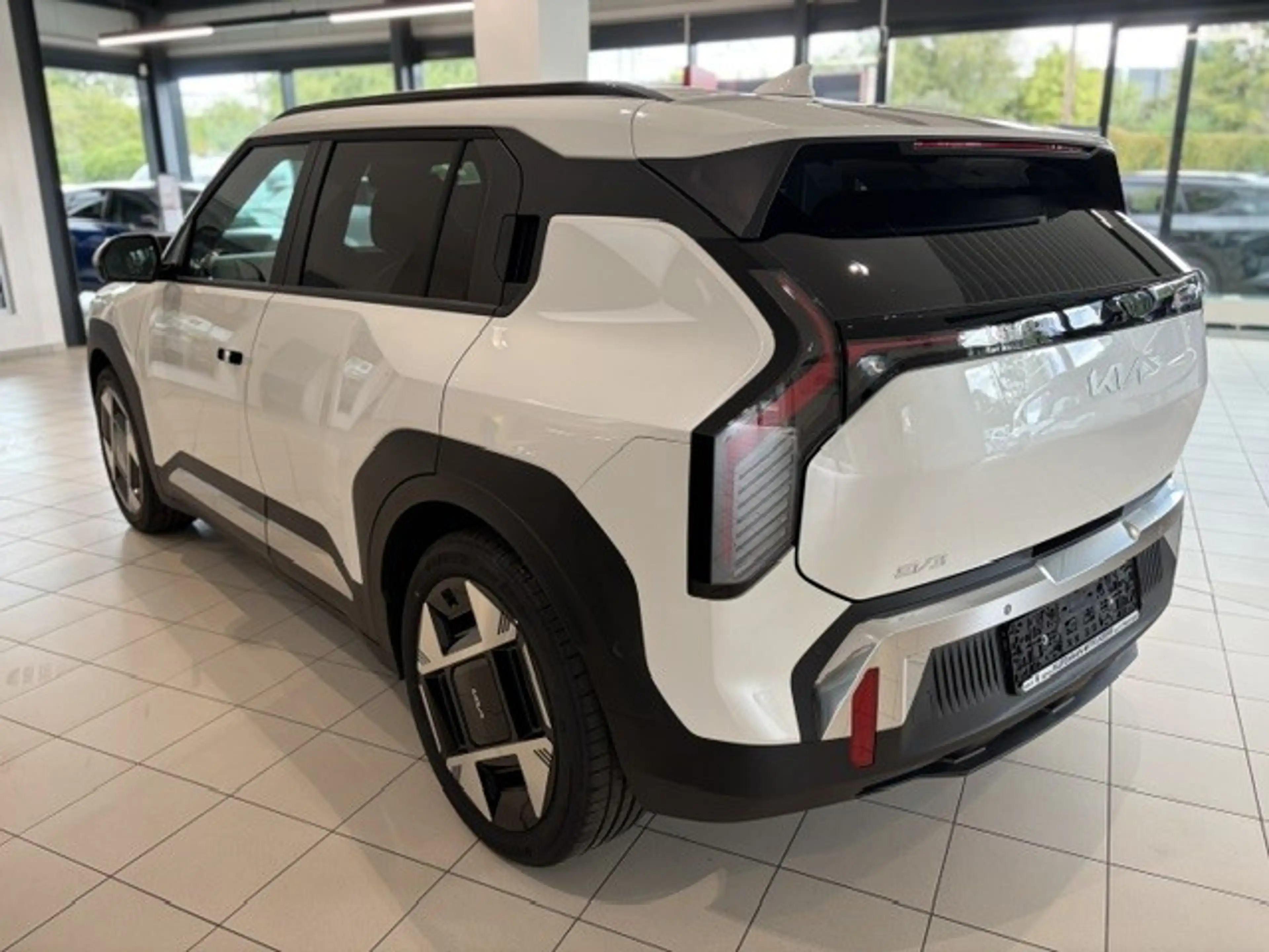 Kia EV3 Earth 81,4kWh P3-P8 AHK Business Upgrade Drive 19' — photo 7