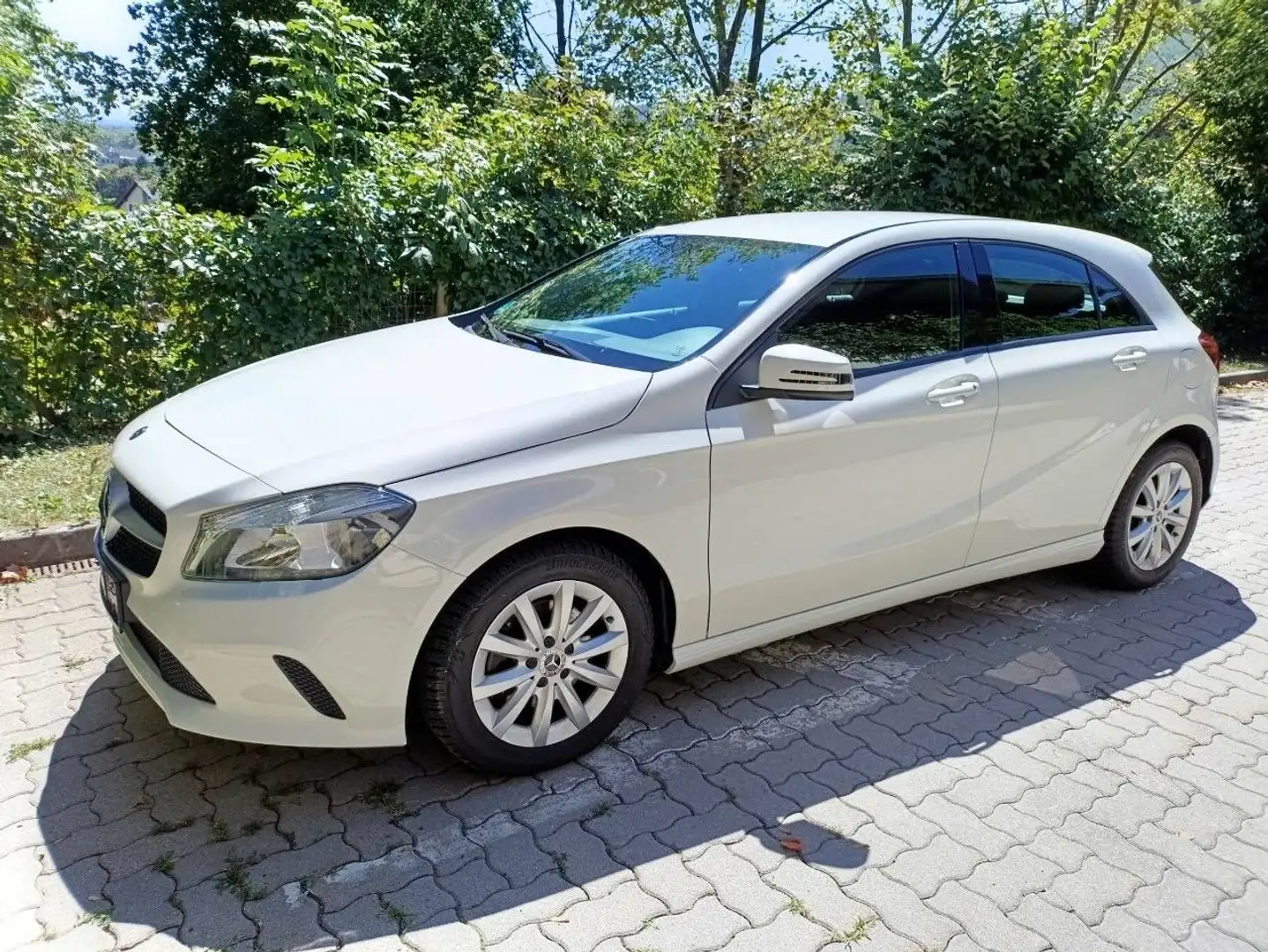 Mercedes-Benz A 160 A 160 Austria Edition Automatik (7G-DCT) nur 61.998 km (Preis Verhandlungsbasis) Weiß - 2