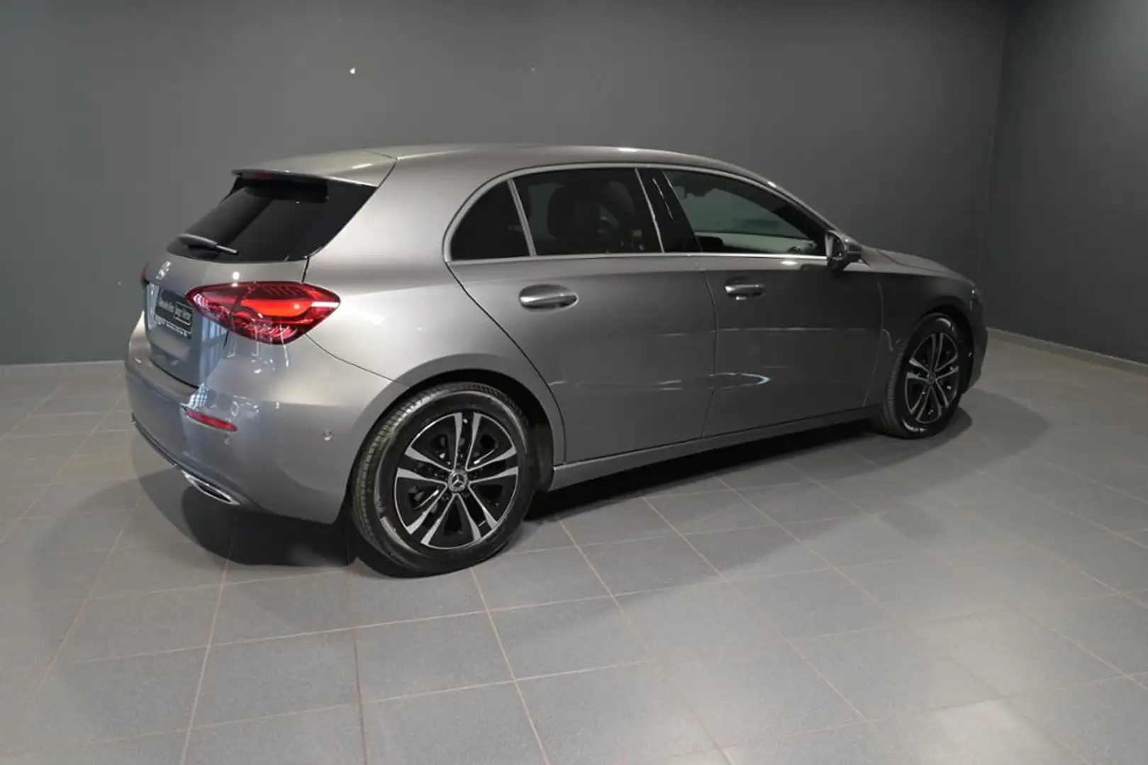 Mercedes-Benz A 200 d  PROGRESSIVE/LED/KAMERA/AHK/MBUX/DISTRO Grau - 2
