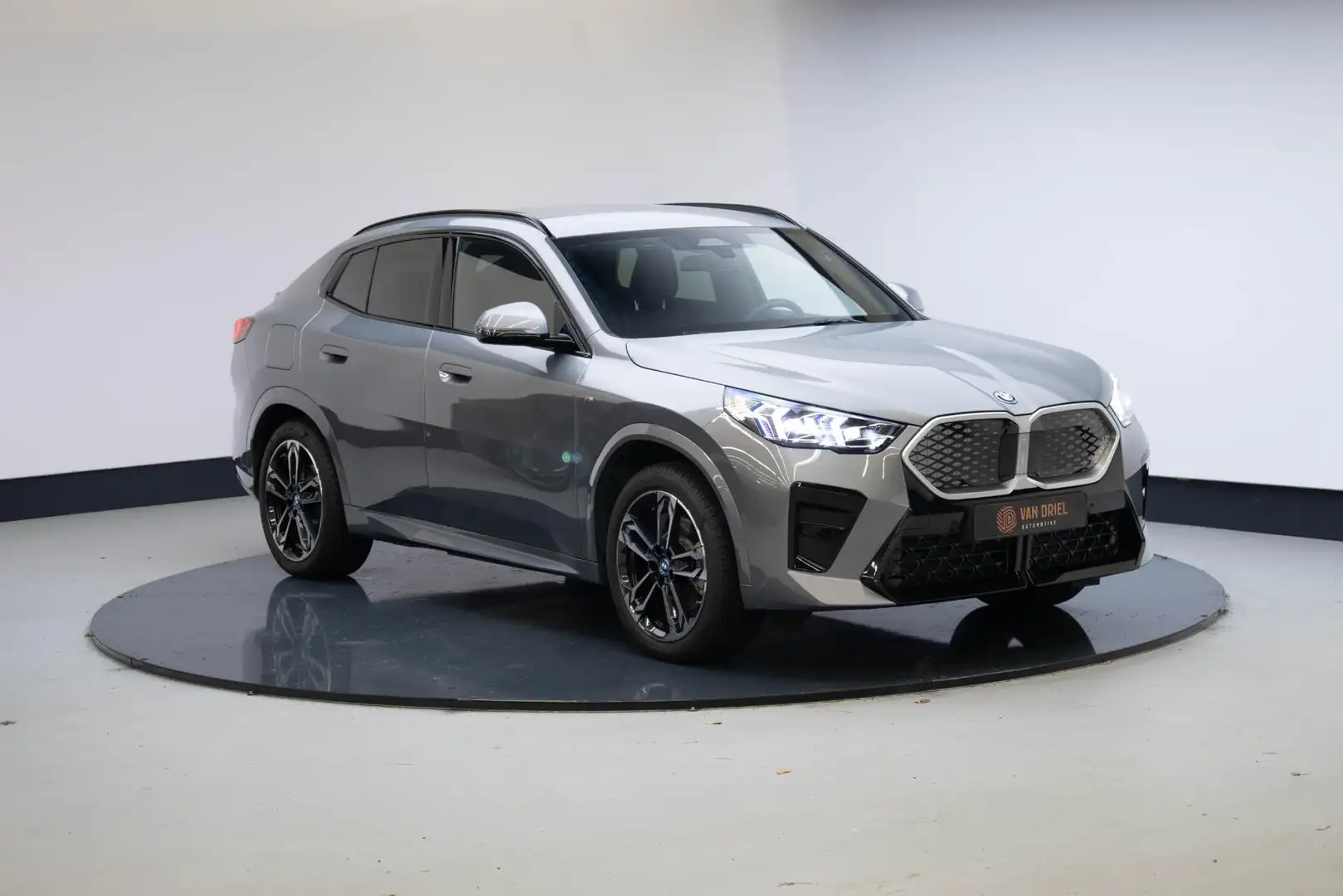 BMW iX2 xDrive30 67 kWh BMW iX2 xDrive30 67kWh | M-Sport | Gri - 1